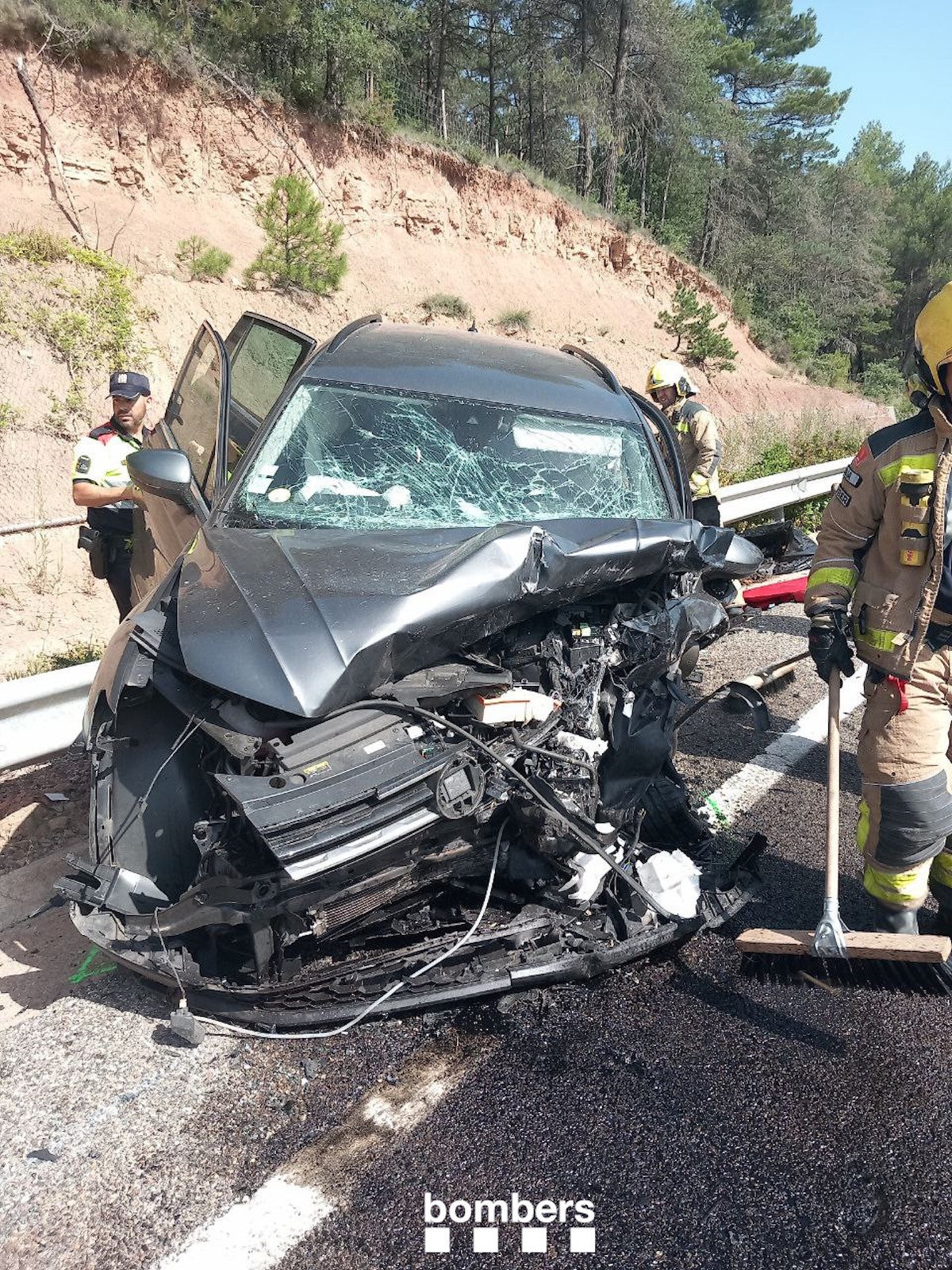 Estat en el qual van quedar els dos turismes que van xocar frontalment a la carretera C-62 / Bombers