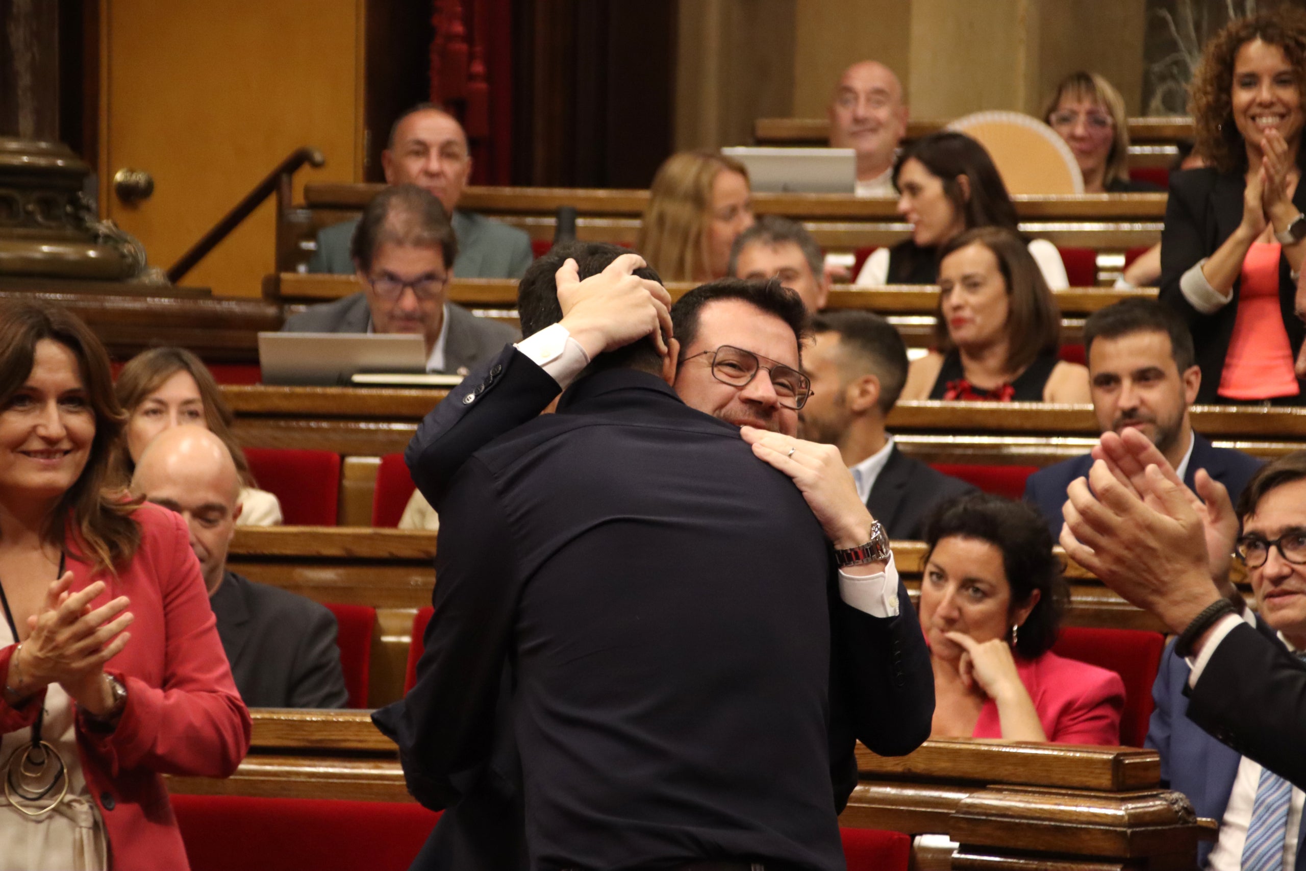 Pere Aragonès abraça Wagensberg en el ple d'avui/ACN