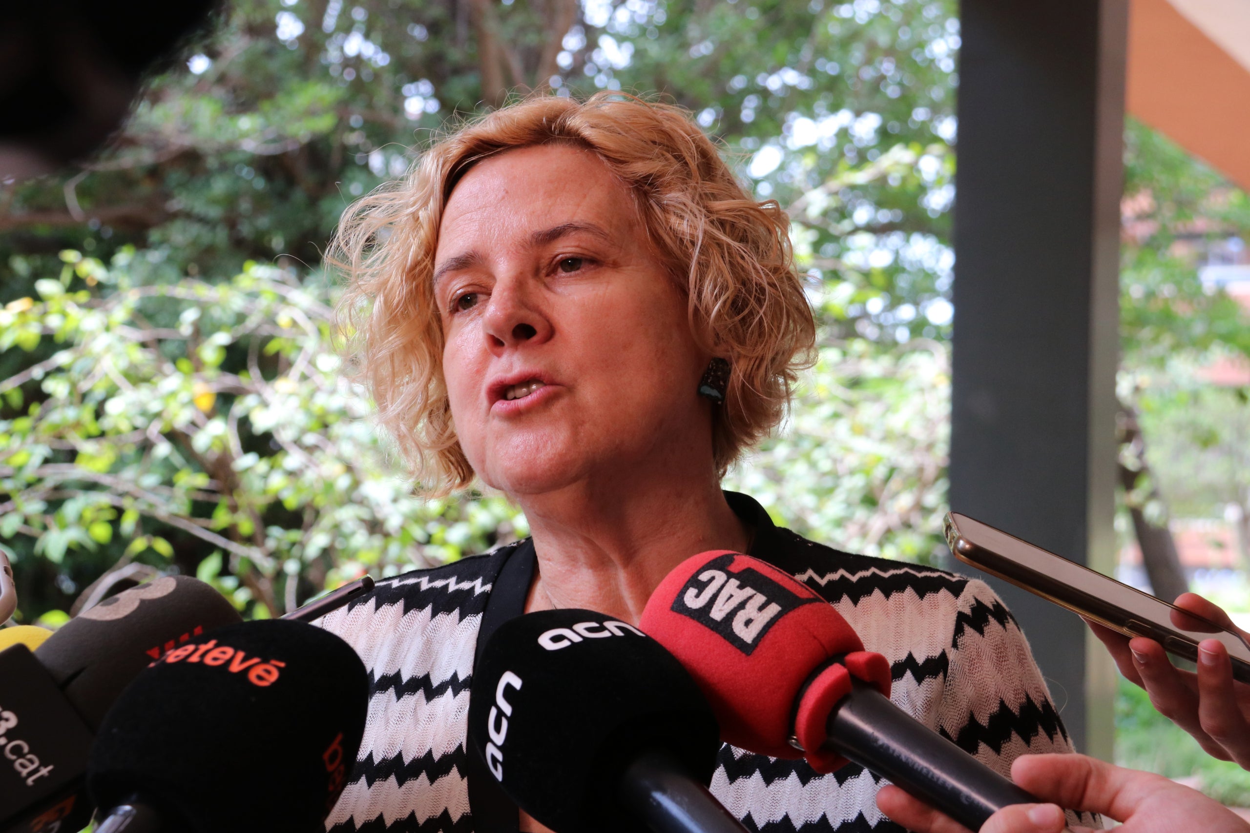 Dolors Collell, directora general de Professorat i Personal de Centres Públics del Departament d'Educació, en una atenció als mitjans / ACN