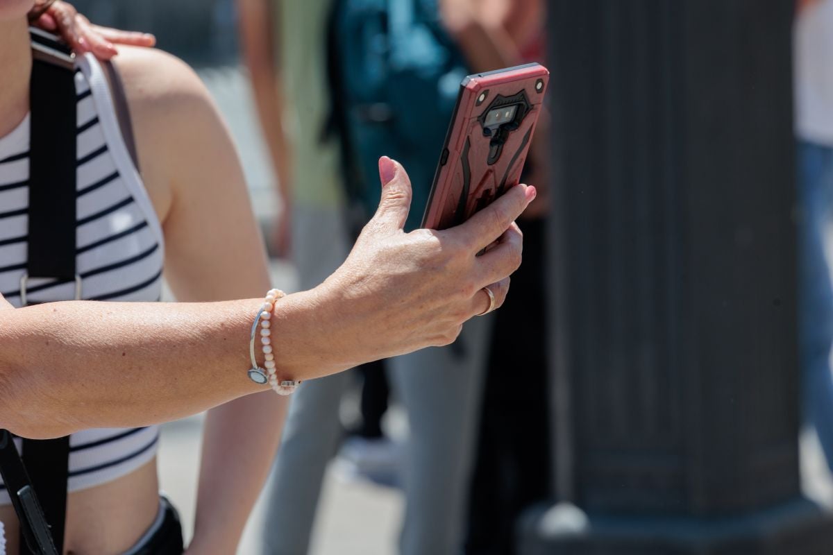 Una persona sostenint un mòbil / Servimedia