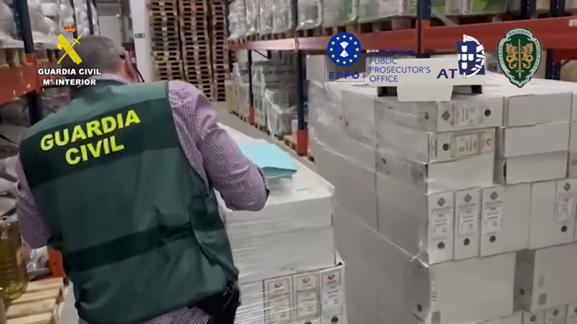 BRUT D'IMATGES: Imágenes de recurso de uno de los registros de la Guardia Civil en el almacén de una empresa. | Guardia Civil