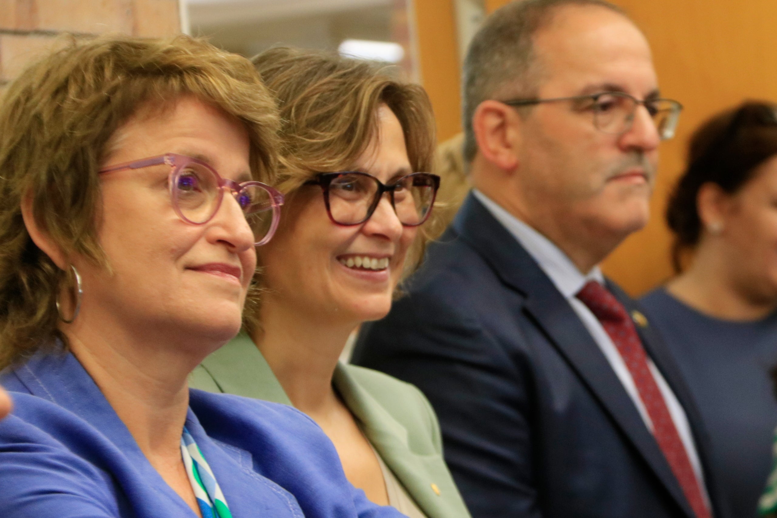 Las consejeras de Educación y Acción Exterior, Anna Simó i Meritxell Serret, durante una visita con cónsules en la Escuela La Muntanyeta de Barcelona. | Laura Fíguls (ACN)