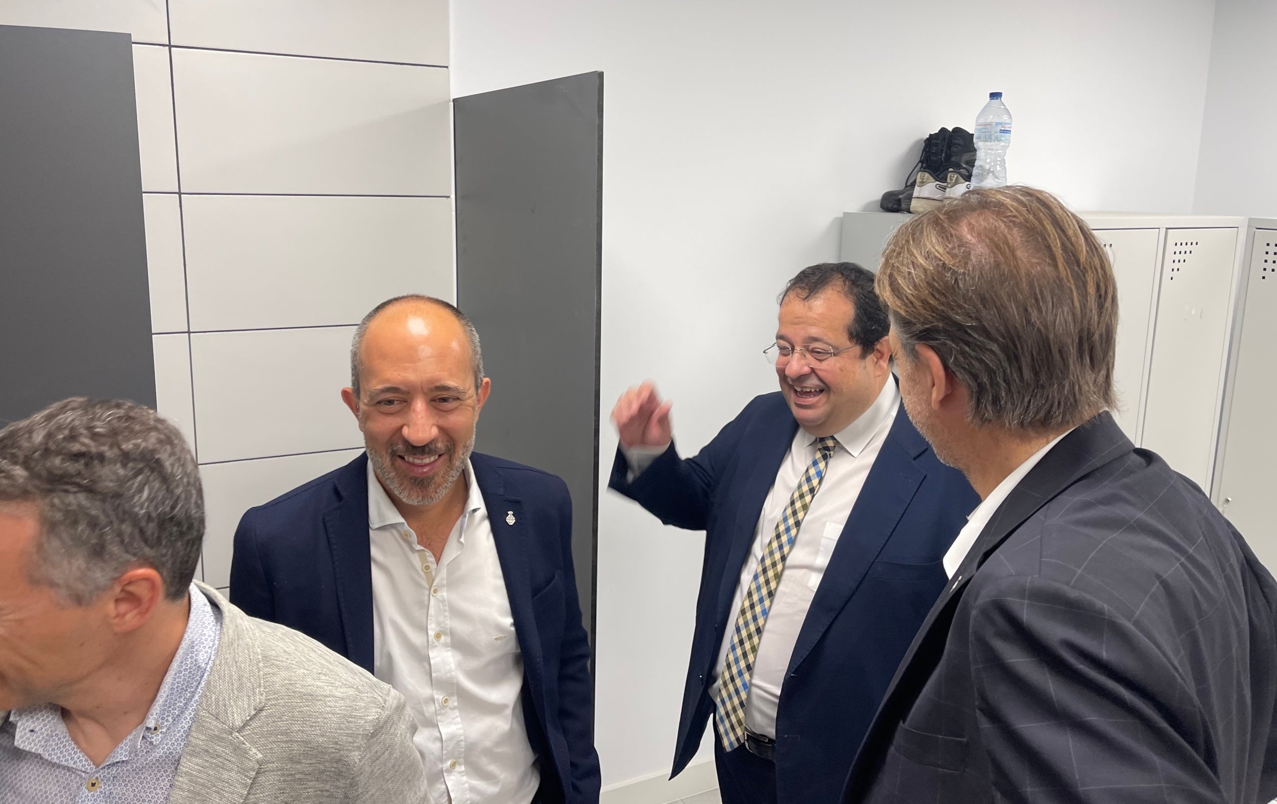 L'alcalde de Manresa, Marc Aloy, i el conseller d'Interior, Joan Ignasi Elena, amb la mirada del cap de files del PSC a la capital del Bages, Anjo Valentí, en la inauguració de la comissaria/Quico Sallés