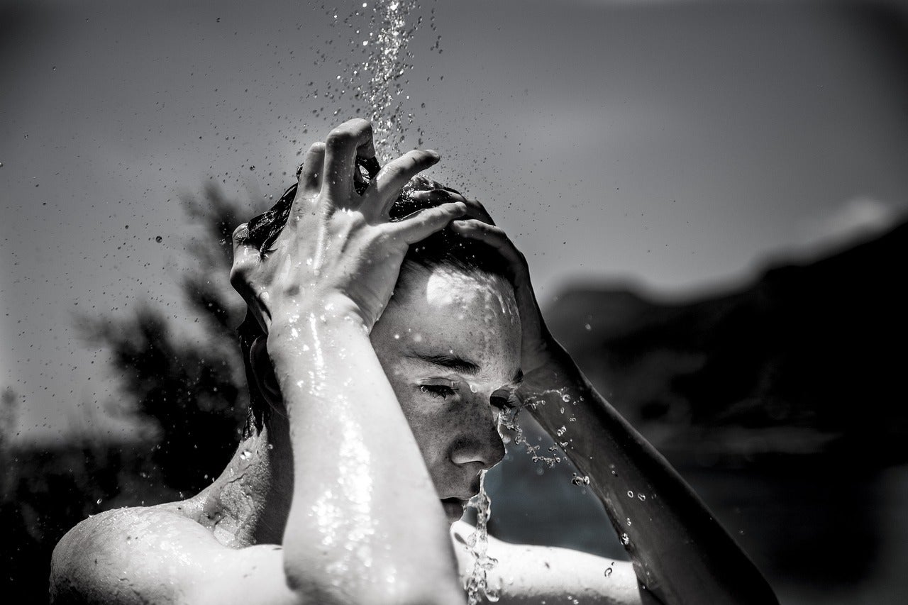 Un noi es remulla per combatre la calor extrema de ple estiu / Pixabay