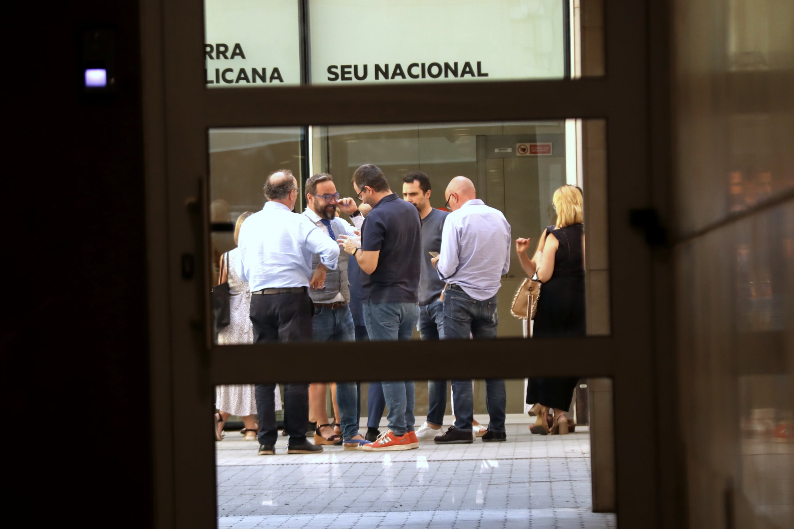 Membres de l'executiva d'ERC, al pati del local on el partit té la seu, durant un recés en l'executiva maratoniana per decidir si tiren endavant un preacord amb el PSC / ACN