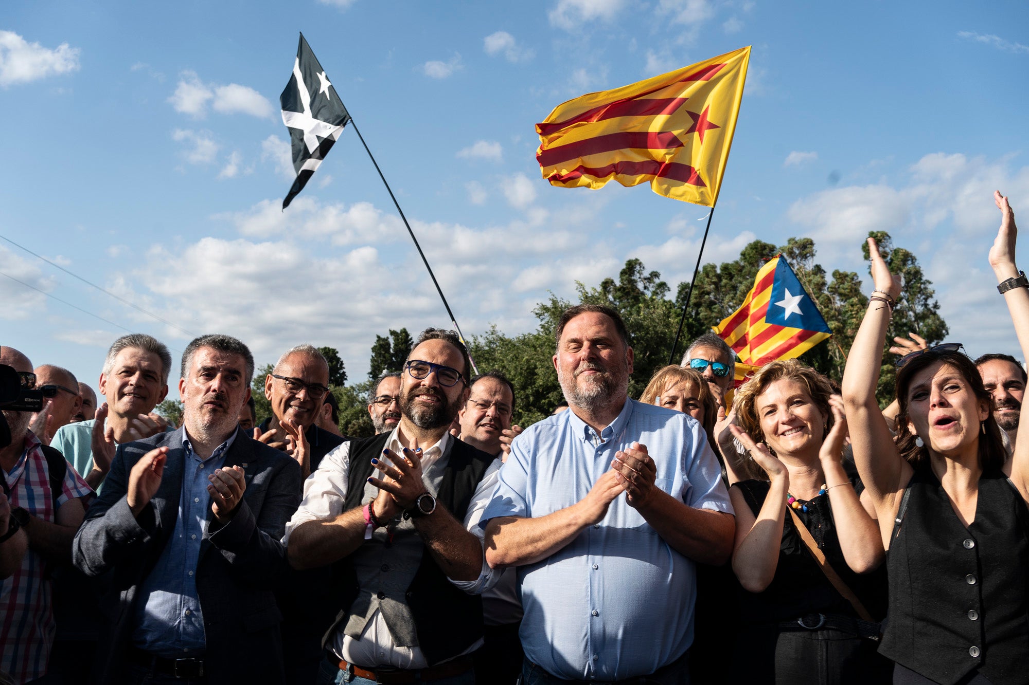 Oriol Junqueras, entre els concentrats a Cantallops per rebre Marta Rovira i els altres exiliats a Suïssa en arribar de l'exili / Mireia Comas