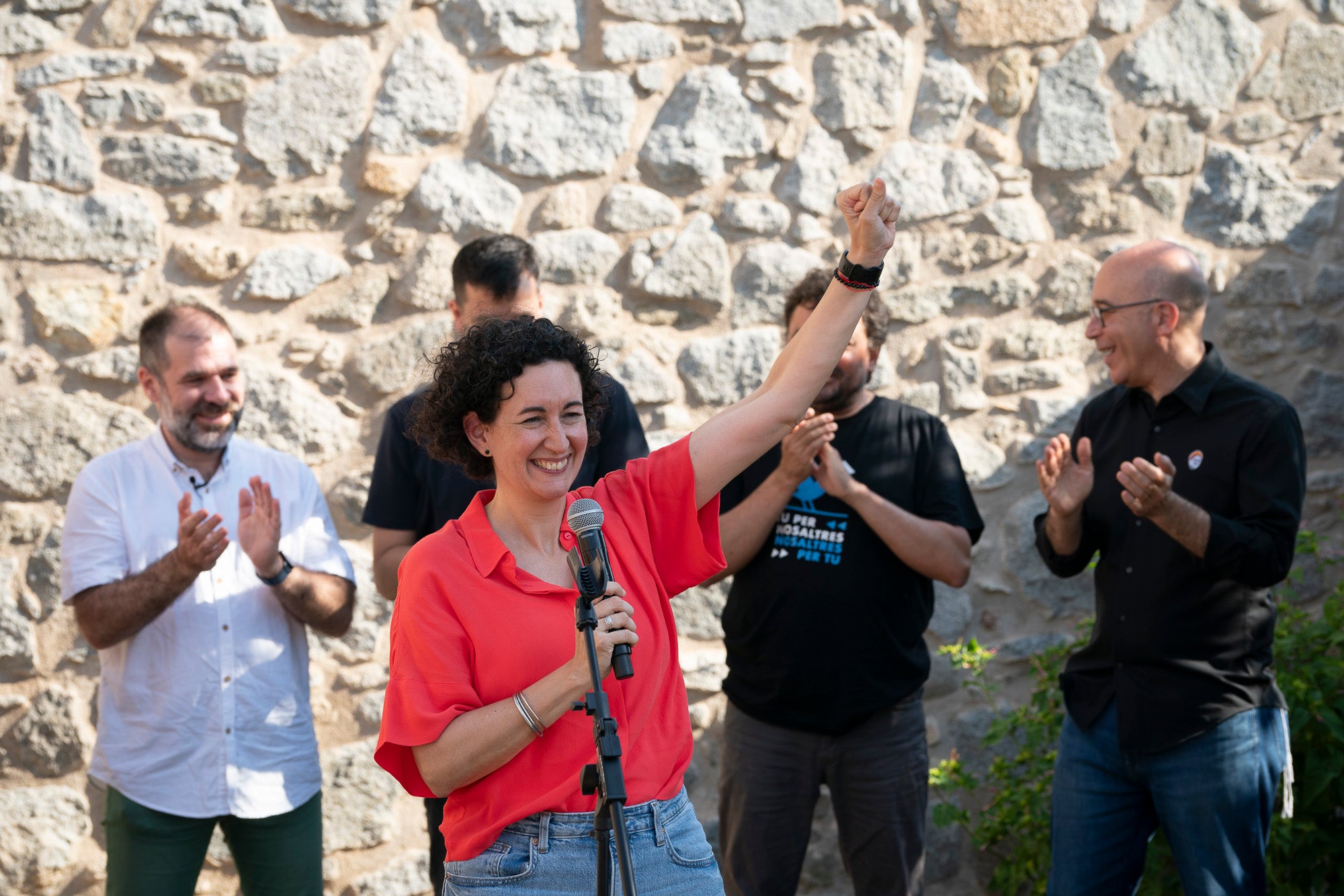 Marta Rovira en el seu primer discurs després de tornar de l'exili, a Cantallops, a l'Alt Empordà, amb altres exiliats que també han tornat de Suïssa –Oleguer Serra, Ruben Wagensberg, Jesús Rodríguez– i l'empresari Oriol Soler, que també estava imputat en la causa del Tsunami / Mireia Comas