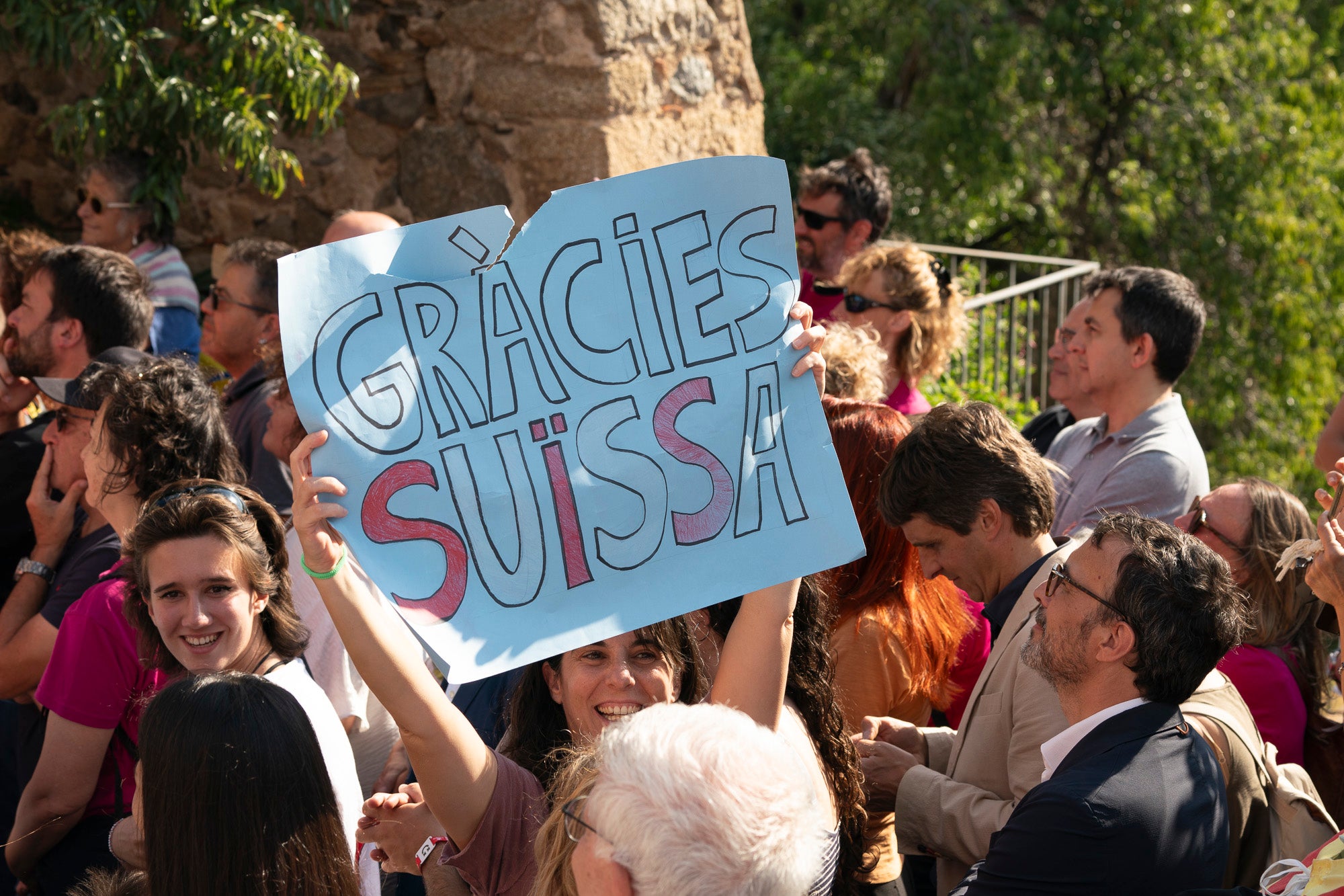 La rebuda a Marta Rovira i els altres exiliats de Suïssa, a Cantallops, Alt Empordà, amb un rètol que agraeix al país helvètic l'actitud de garantia dels drets humans i polítics que ha mantingut durant els sis anys i mig de l'exili de la secretària general d'ERC / Foto: Mireia Comas
