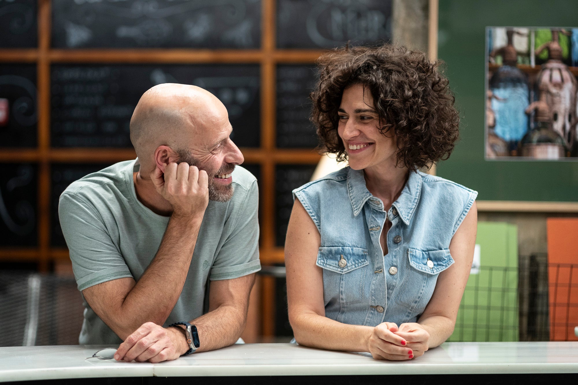Elena Gadel i Eduard Farelo, al decorat del restaurant La Iaia de 'Com si fos ahir', parlen del final de la setena temporada de la sèrie | Mireia Comas