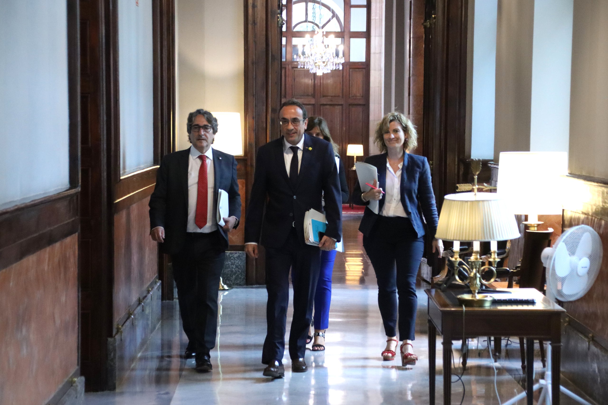 El president del Parlament, Josep Rull; la vicepresidenta primera de la Mesa, Raquel Sans; el vicepresident segon; David Pérez; i la secretària primera, Glòria Freixa, arribant a la reunió de la Mesa / Mariona Puig / ACN