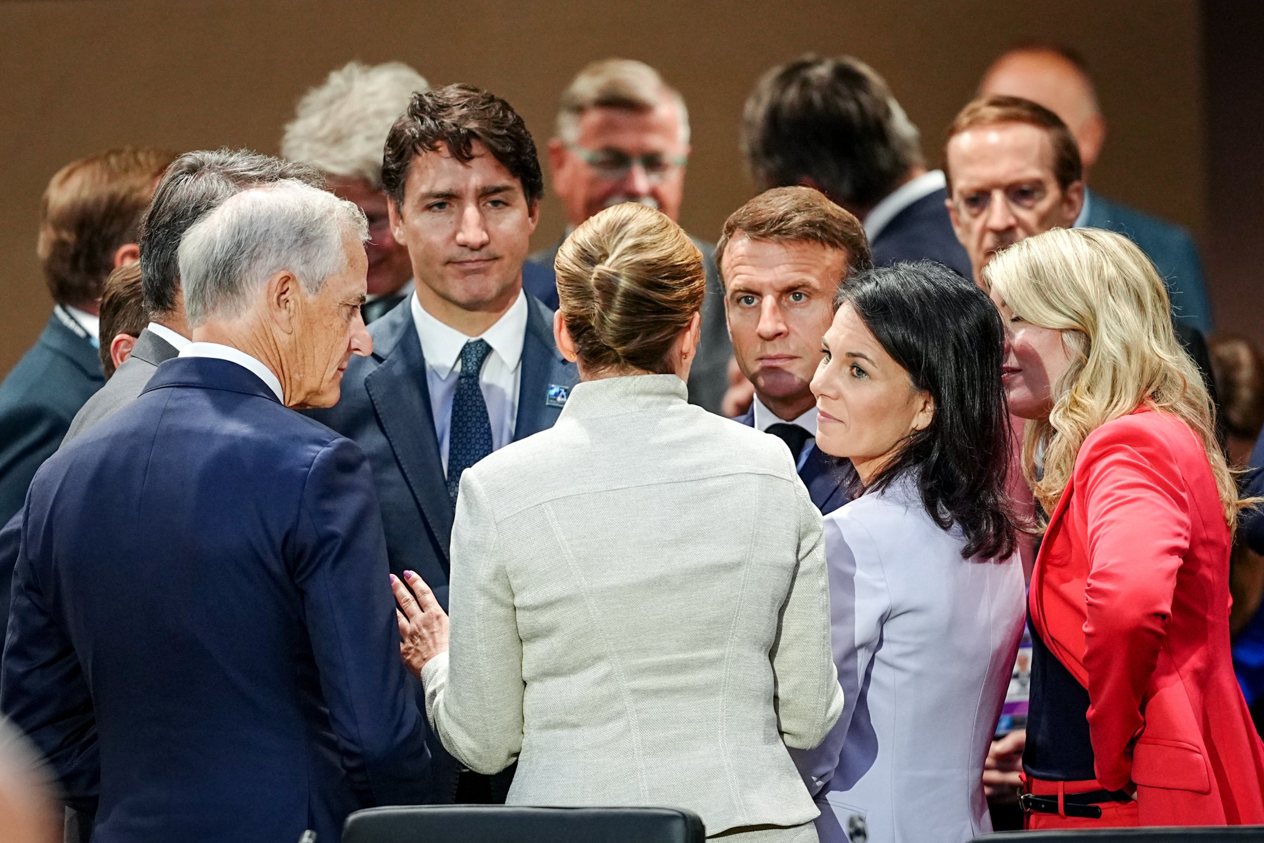 onas Gahr Store, el primer ministre de Noruega, Justin Trudeau, el primer ministre del Canadà, Mette Frederiksen, el primer ministre de Dinamarca, Emmanuel Macron, el president de França, i Annalena Baerbock, la ministra d'Afers Exteriors d'Alemanya, participen en la sessió de treball de la Cimera de l'Organització del Tractat de l'Atlàntic Nord (OTAN) / EP