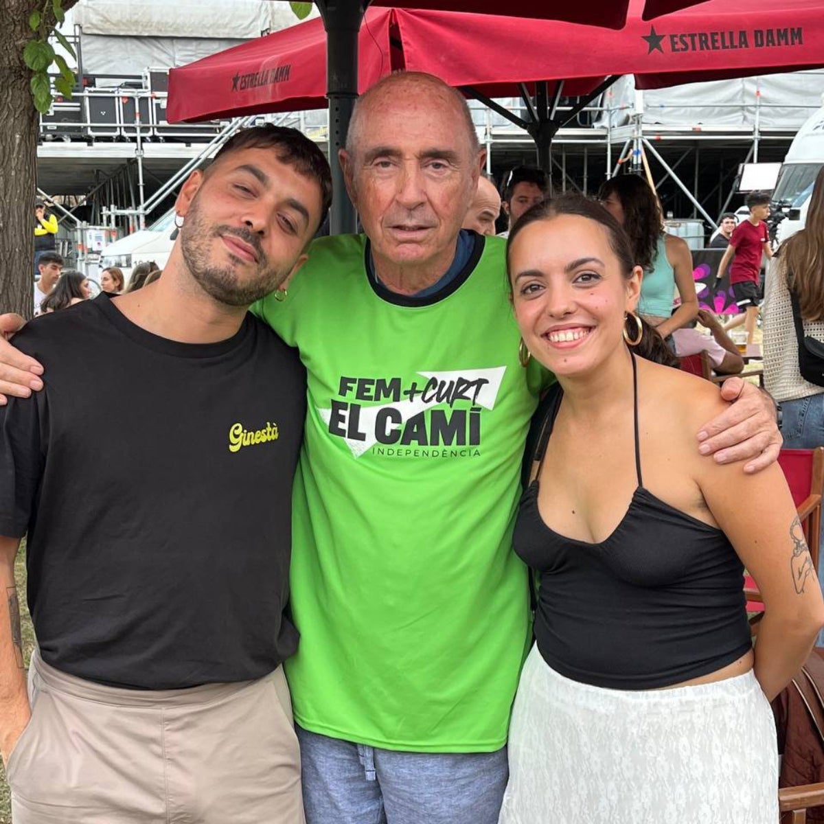 Lluís Llach, con la nueva camiseta, acompañado de los Ginestà | ANC