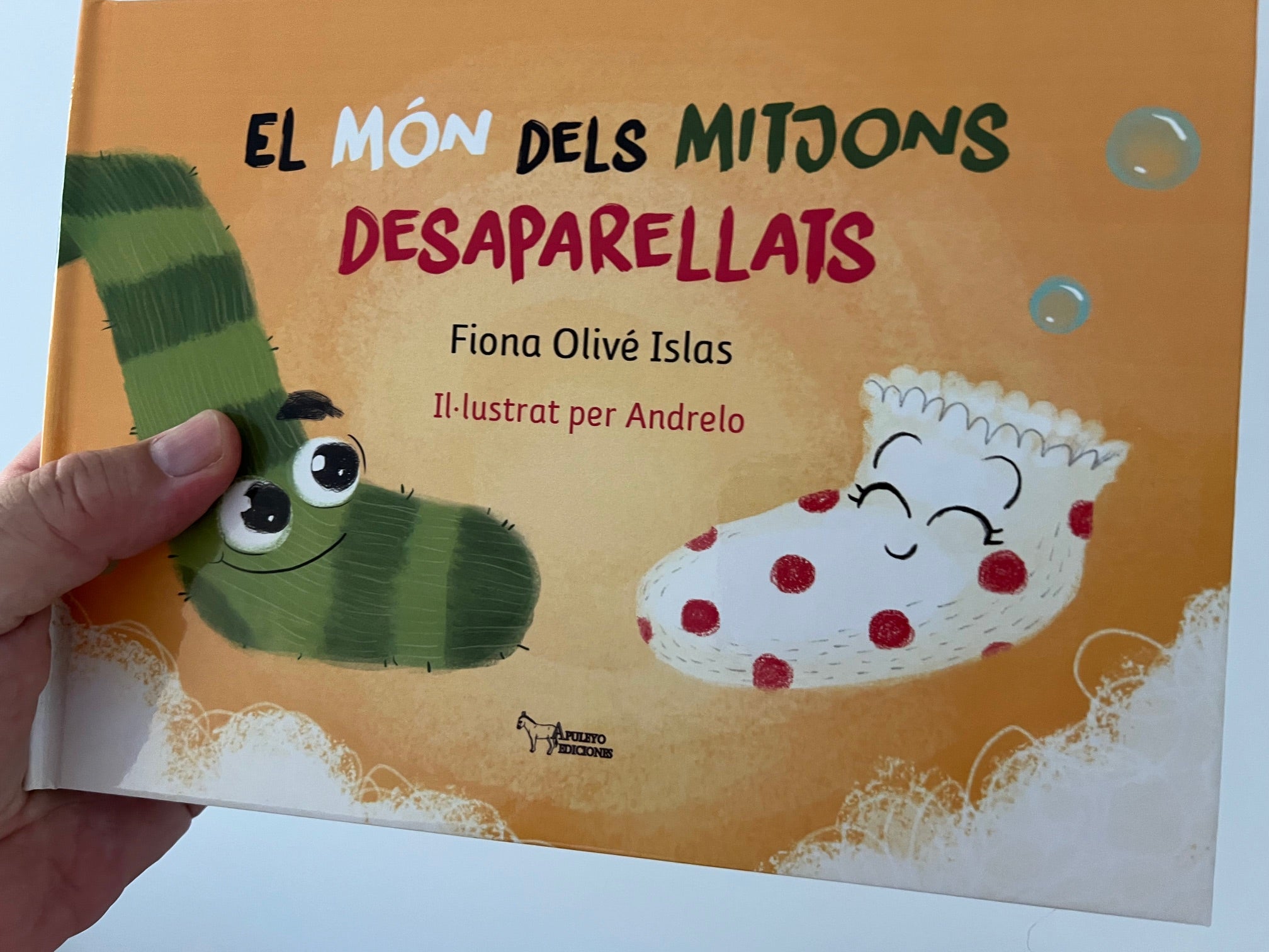 Portada del llibre 'El món dels mitjons desaparellats', de Fiona Olivé / S.C.