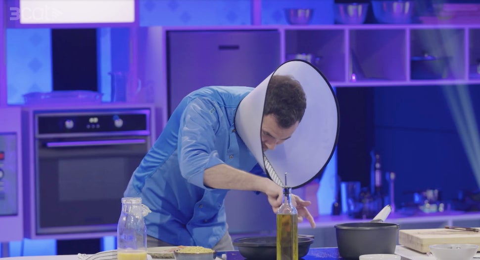 Joel Díaz cocina una fideuà como puede - TV3