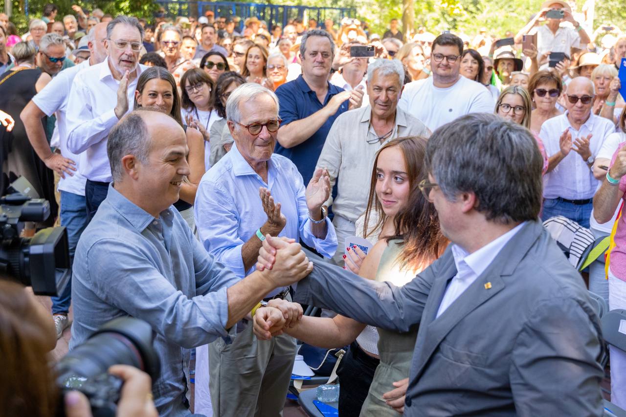 Jordi Turull saluda Carles Puigdemont al començar l'acte a els Banys i Palaldà/Núria Camara-Junts