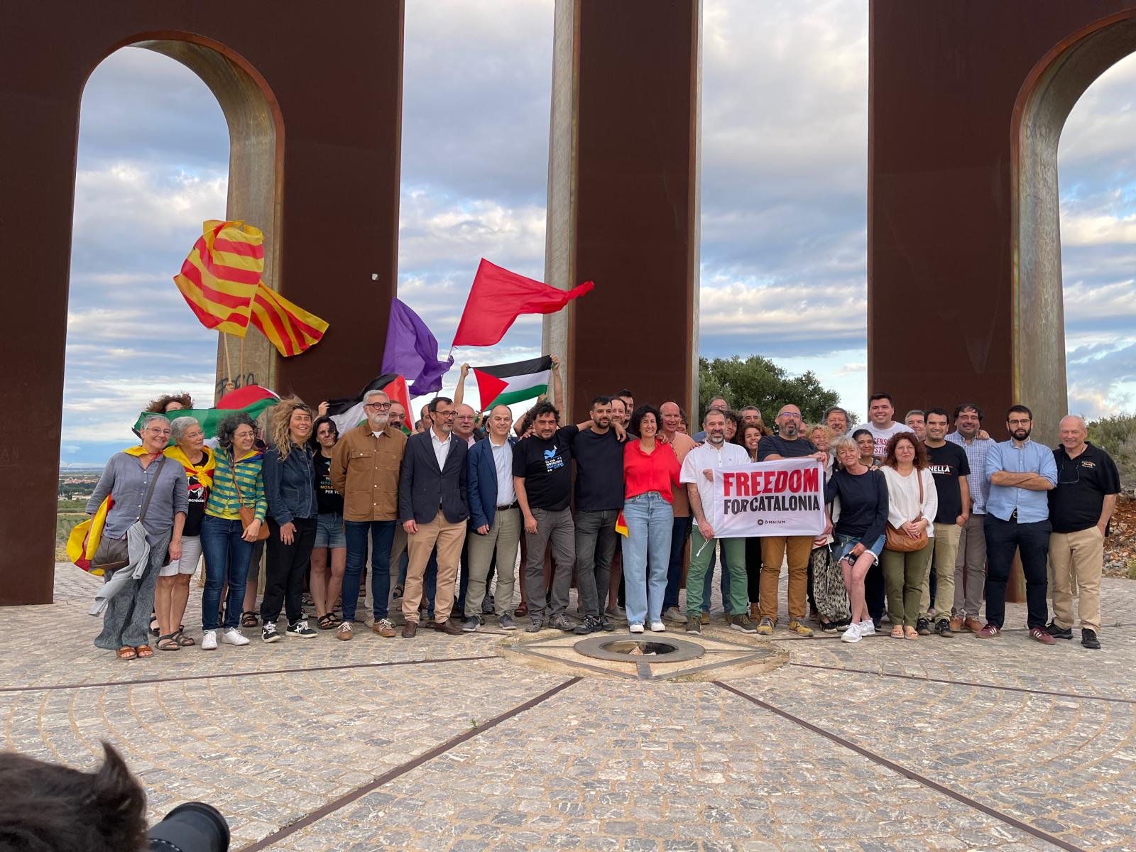 Los exiliados de Suiza, con los políticos y representantes de entidades que los ha ido a recibir, a Salsas, donde han entrado simbólicamente a pie a los Países Catalanes / Q.S.