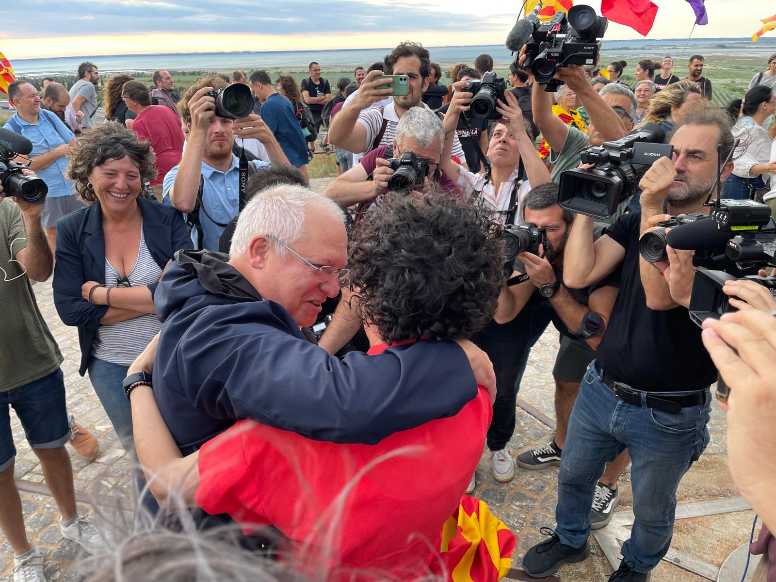 Marta Rovira, abrazo al ex consejero Lluís Puig, exiliado en Bélgica y que se ha desplazado a Salsas para recibirla / Q.S.
