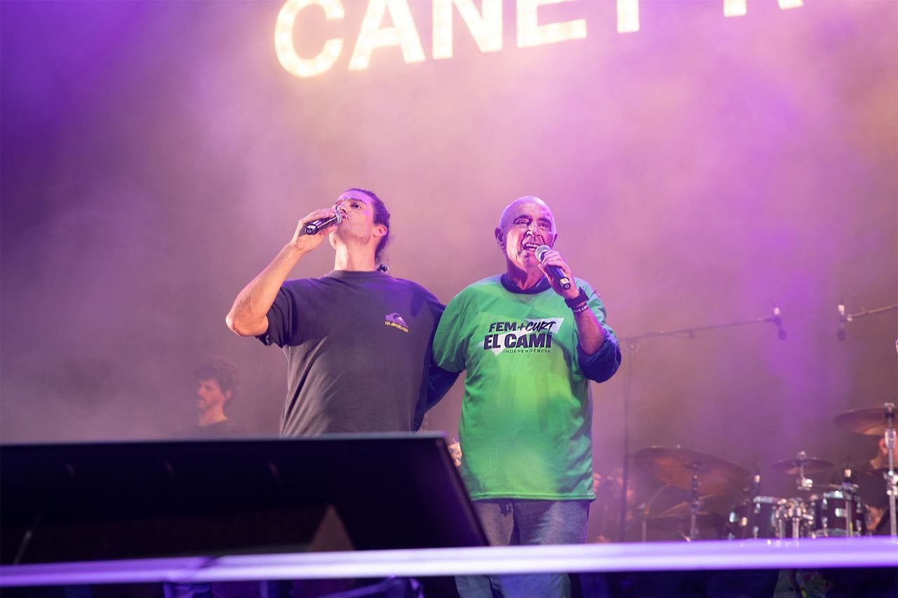 Lluís Llach, president de l'ANC, cantant al Canet Rock després de presentar-hi per sorpresa la samarreta de la Diada 2024 / ANC