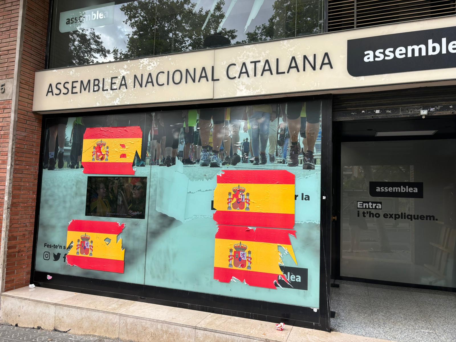 Banderes espanyoles a la sey de l'ANC / Cedida
