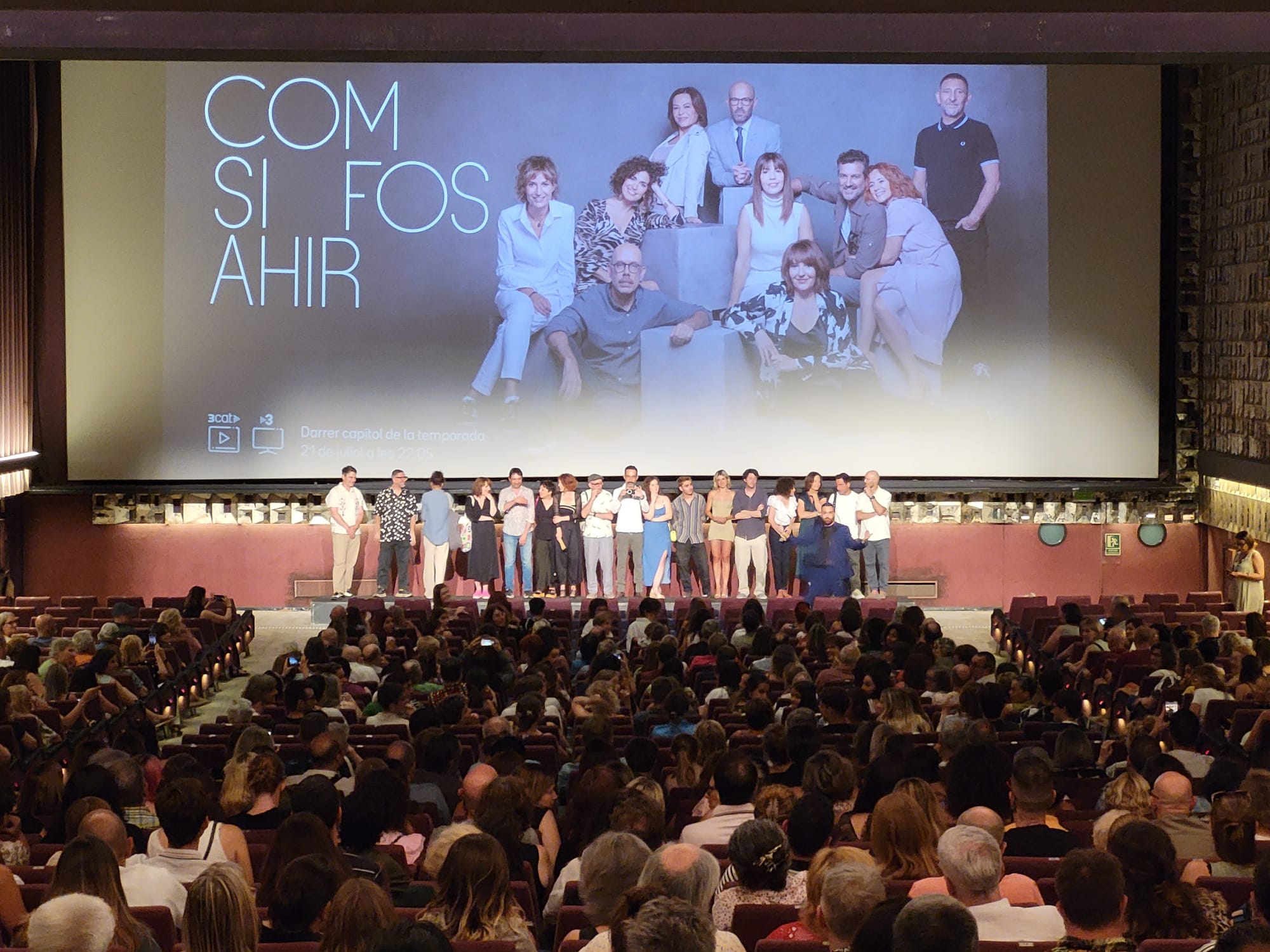 Los actores de 'Com si fos ahir', en la première del último capítulo de la temporada / Cedida