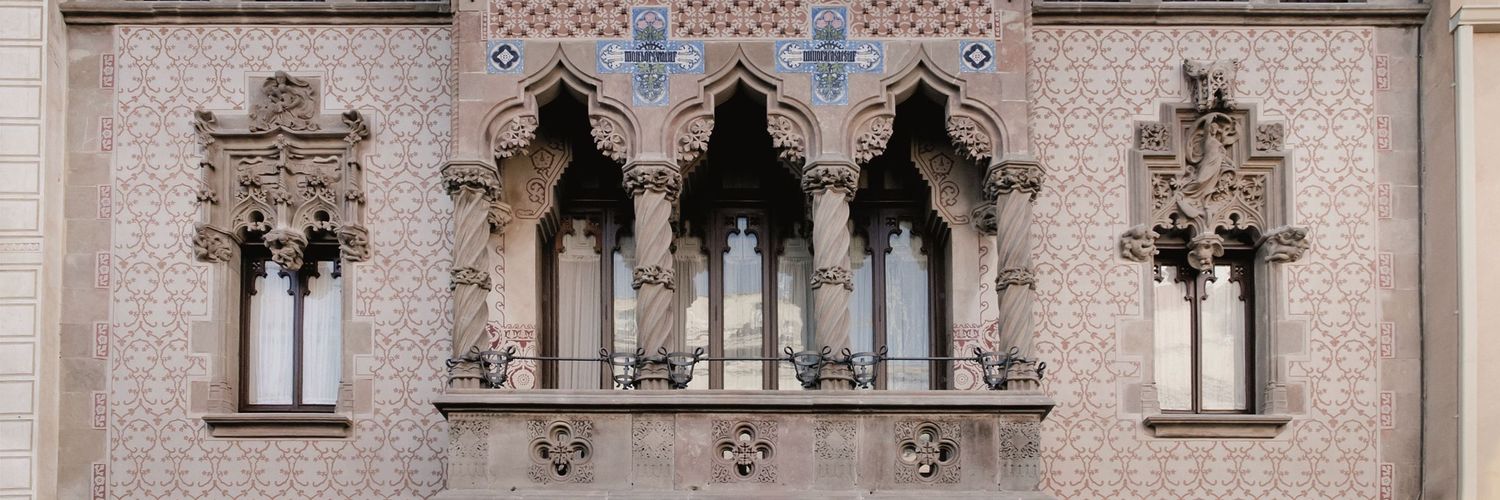 Imatge de part de la façana de la Casa Coll i Regàs, a Mataró / Twitter
