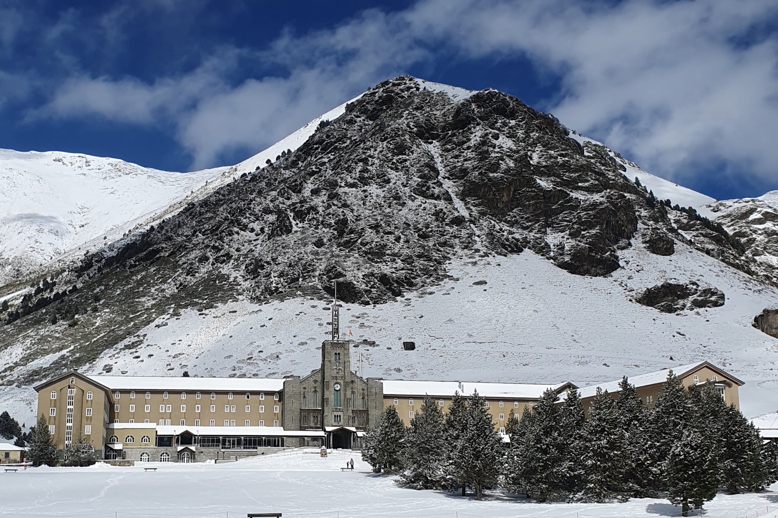 Vista general del santuari de Núria nevat / Cedida a l'ACN per Vall de Núria-FGC