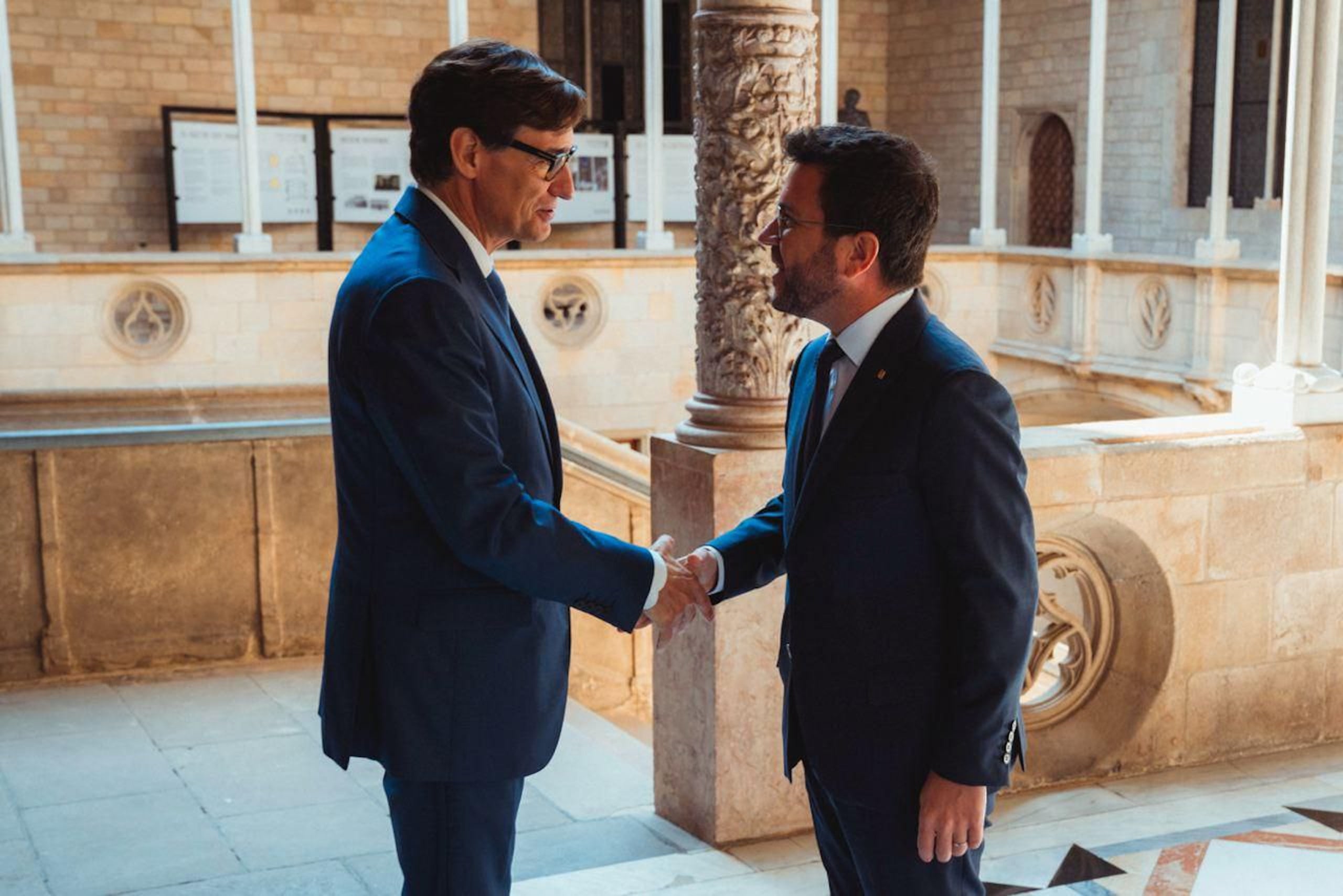 El president de la Generalitat electe, Salvador Illa, i el president sortint, Pere Aragonès, reunits aquest divendres al Palau de la Generalitat / Arnau Carbonell (Govern)