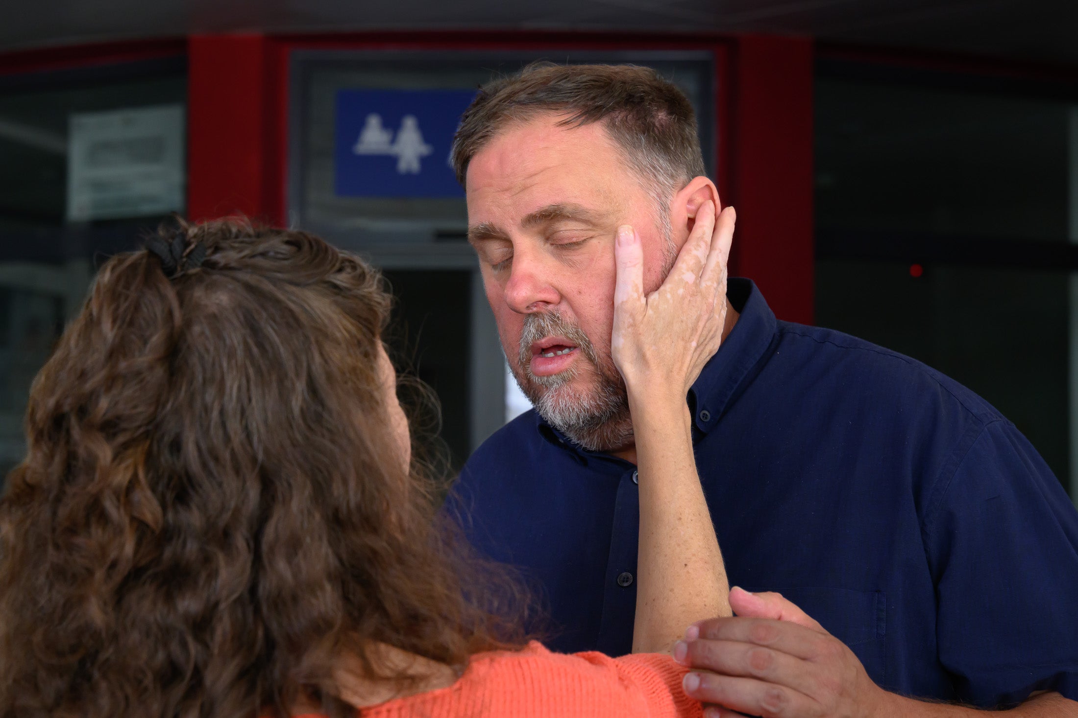 Junqueras se saluda amb una alumne de Prada, a la UCE/Josep Maria Montaner-UCE