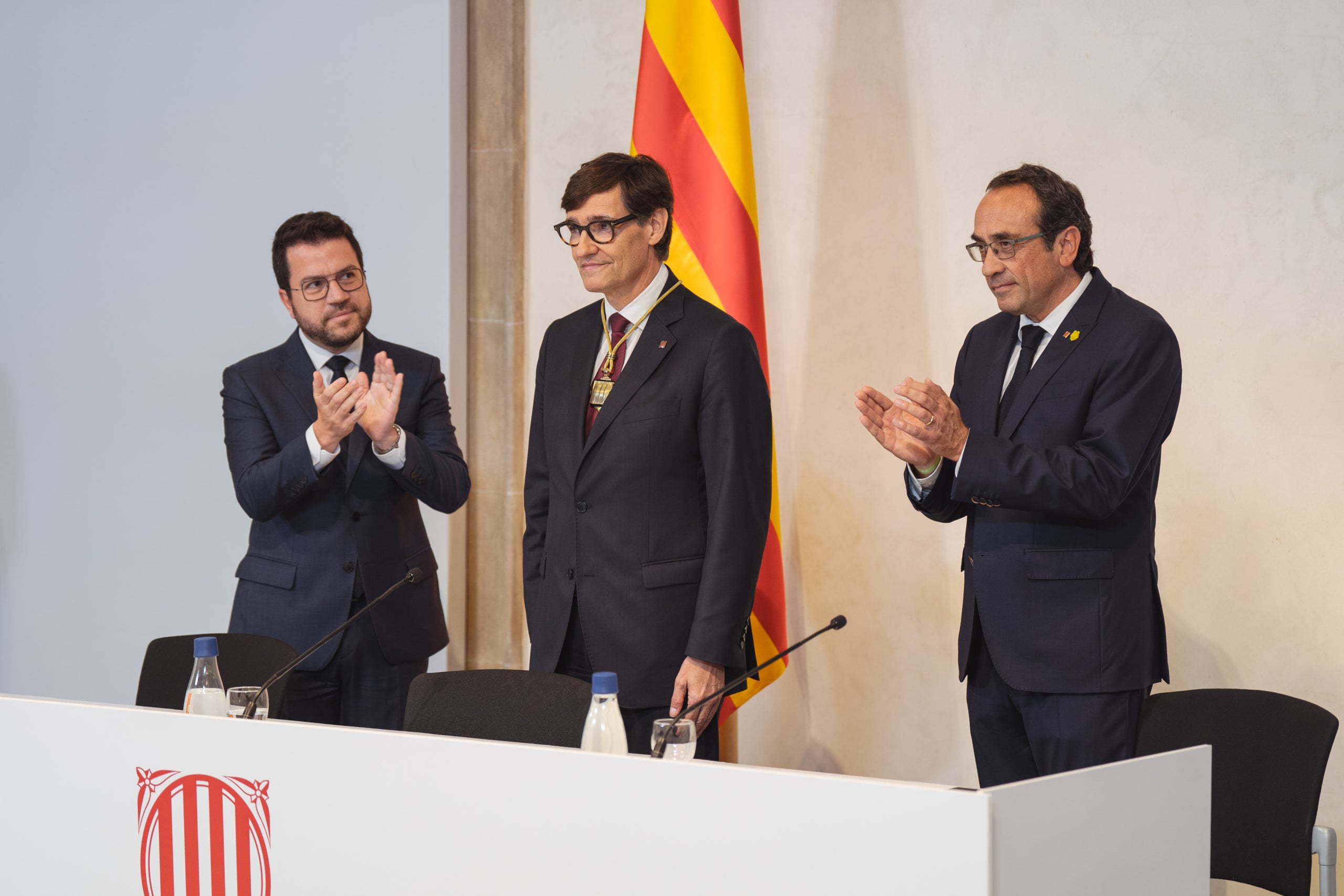El president de la Generalitat, Salvador Illa, amb l'expresident Pere Aragonès i el president del Parlament, Josep Rull |  Marc Font