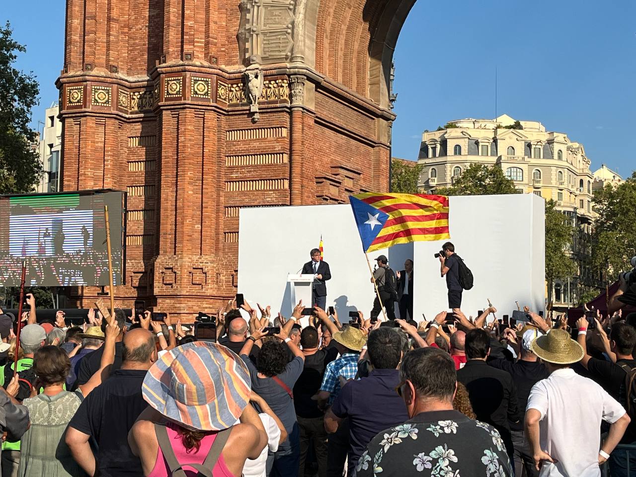 Puigdemont, en el escenario de Arco de Triunfo, en el retorno del exilio / Alberto Prieto