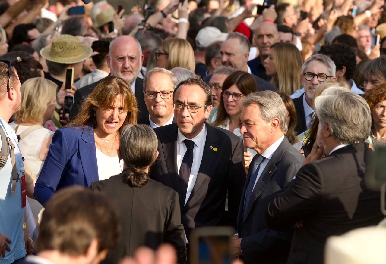Laura Borràs, Josep Rull, Artur Mas y, de espaldas, Albert Batet, en la concentración de recibimiento a Carles Puigdemont en el retorno del exilio / Mireia Comas