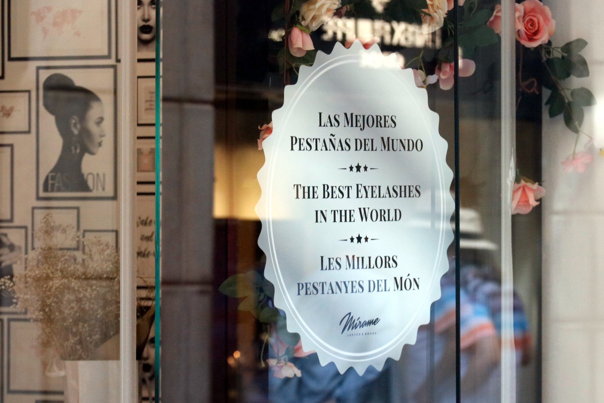Un cartel de un centro de estética en el Barri Vell de la ciudad / ACN