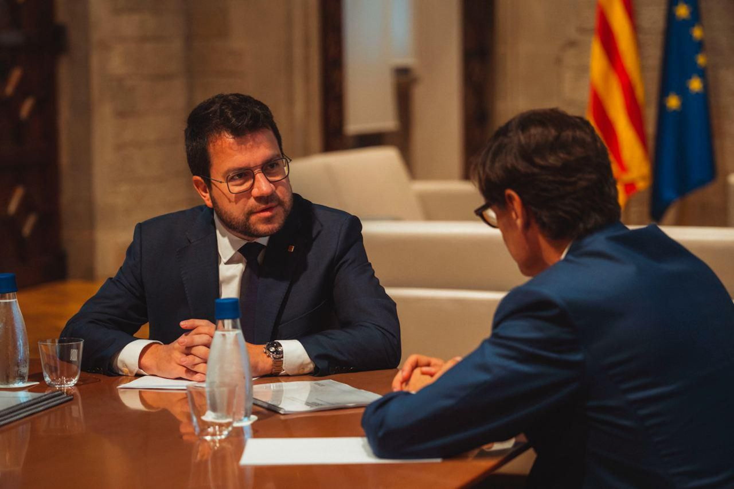 El president de la Generalitat electe, Salvador Illa, i el president sortint, Pere Aragonès, reunits aquest divendres al Palau de la Generalitat / Arnau Carbonell (Govern)