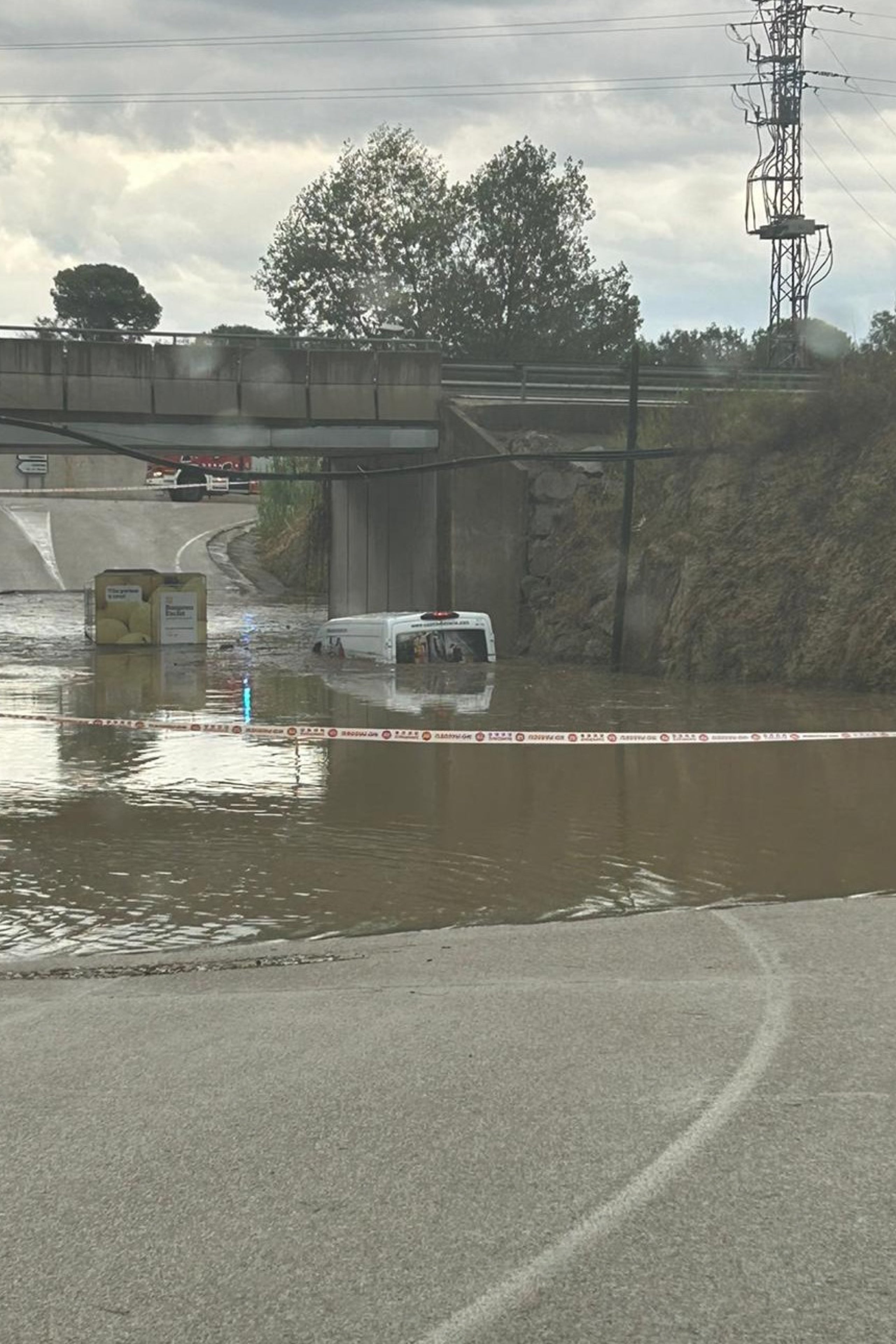 Dues furgonetes atrapades per l’aigua en un pas inferior inundat per la pluja a Cassà de la Selva / ACN