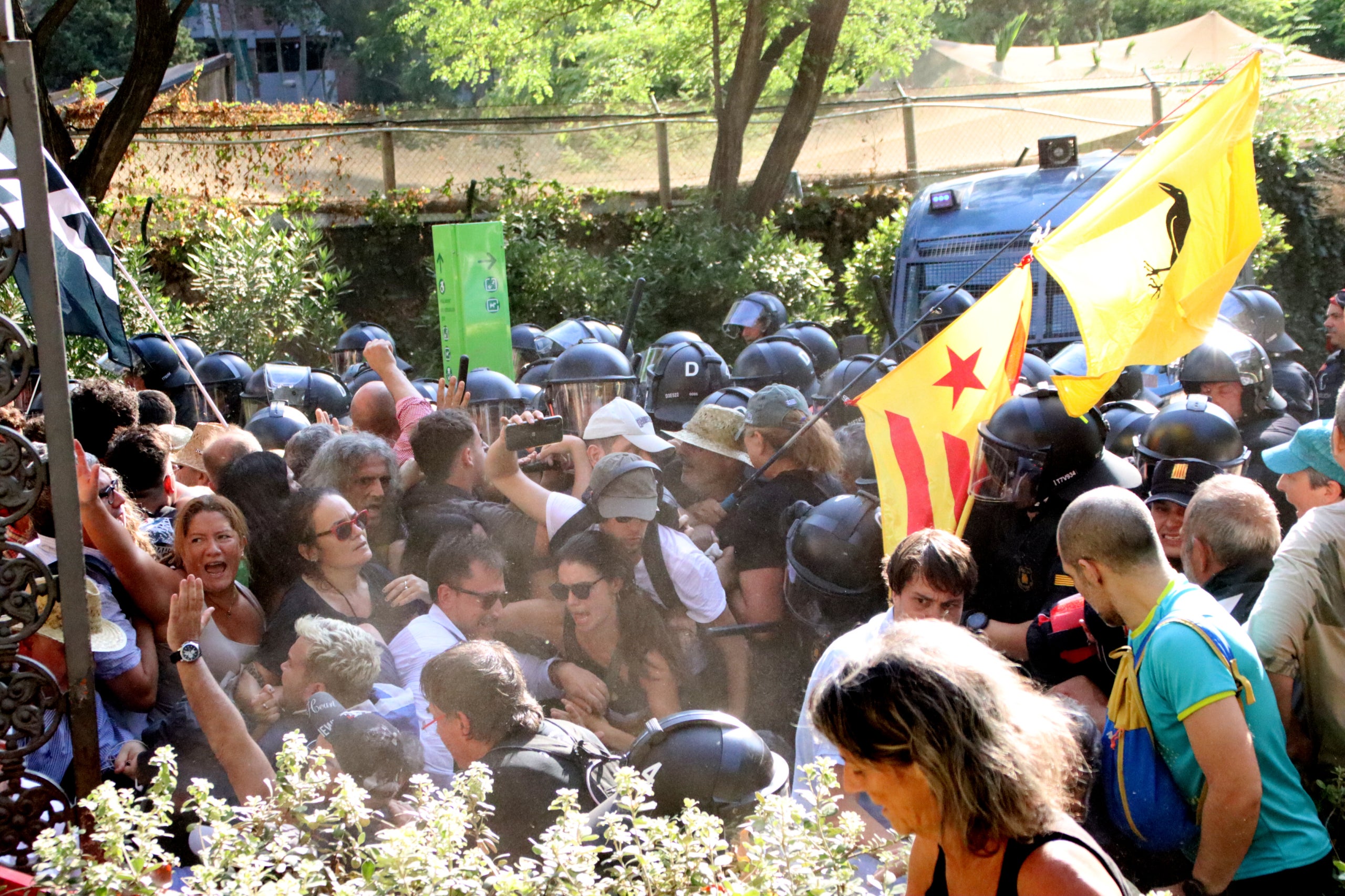 Manifestants intenten entrar al parc de la Ciutadella | Blanca Bay / ACN