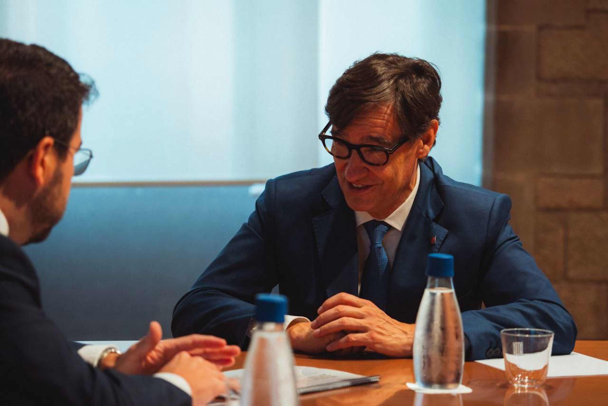 El president de la Generalitat electe, Salvador Illa, i el president sortint, Pere Aragonès, reunits aquest divendres al Palau de la Generalitat / Arnau Carbonell (Govern)