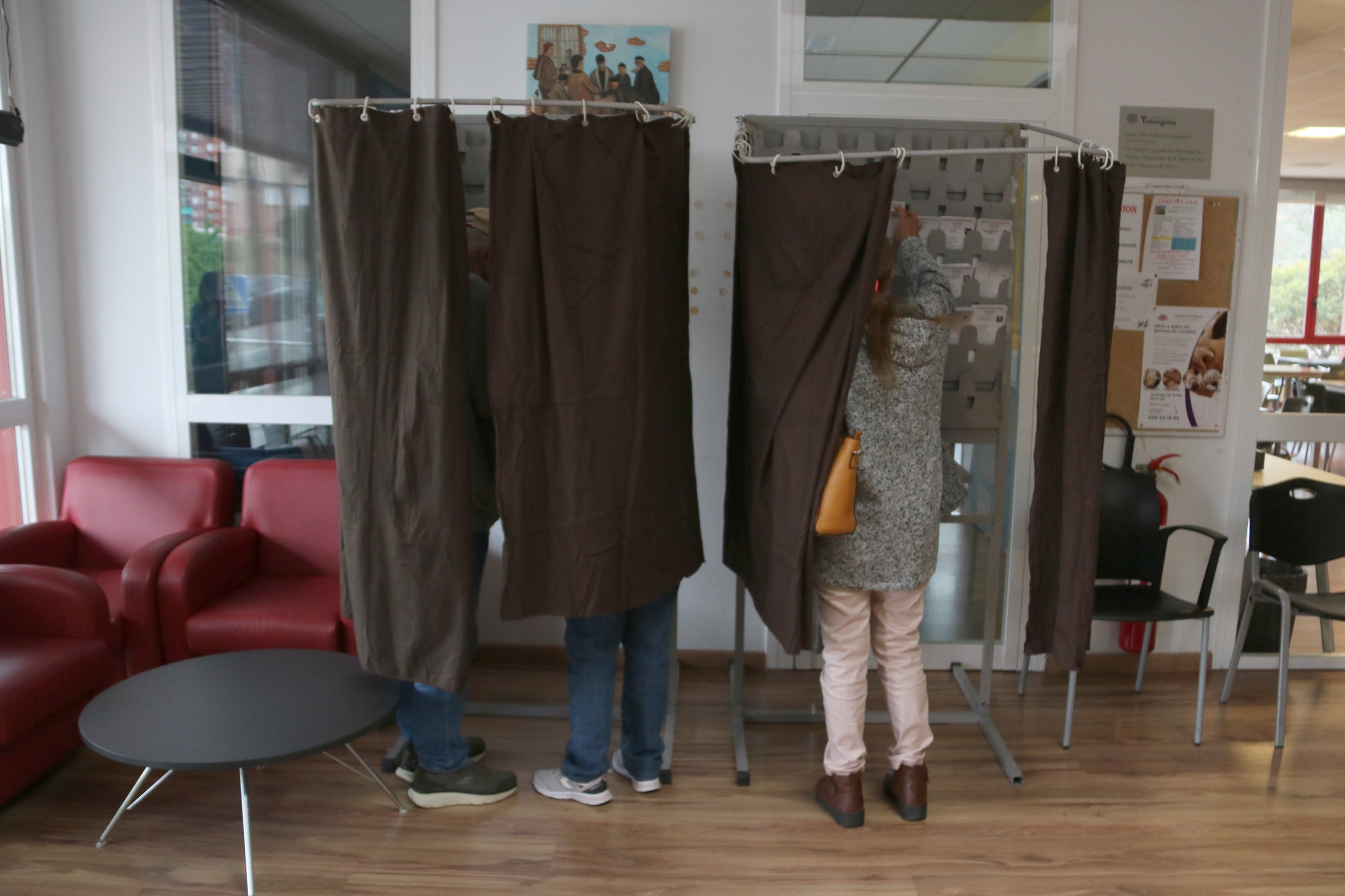 Tres votants escullen la papereta pel 12-M a la Llar Municipal de Gent Gran Sant Pere i Sant Pau de Tarragona / ACN 