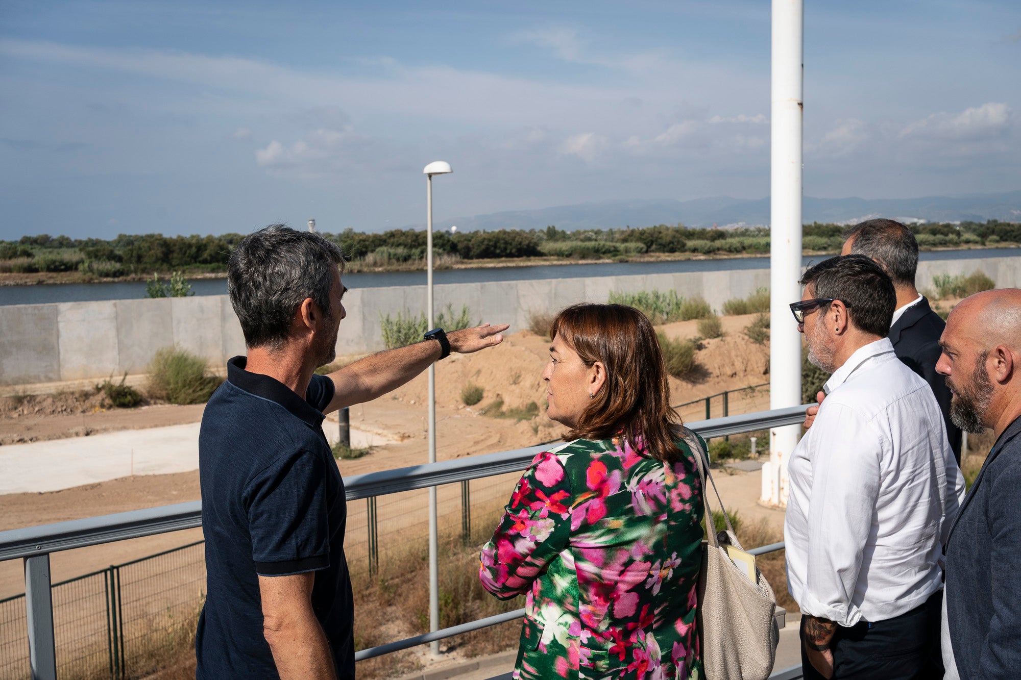 La consellera de Territori, Sílvia Paneque, en una visita a la dessalinitzadora del Prat, 29-08-2024 / Mireia Comas