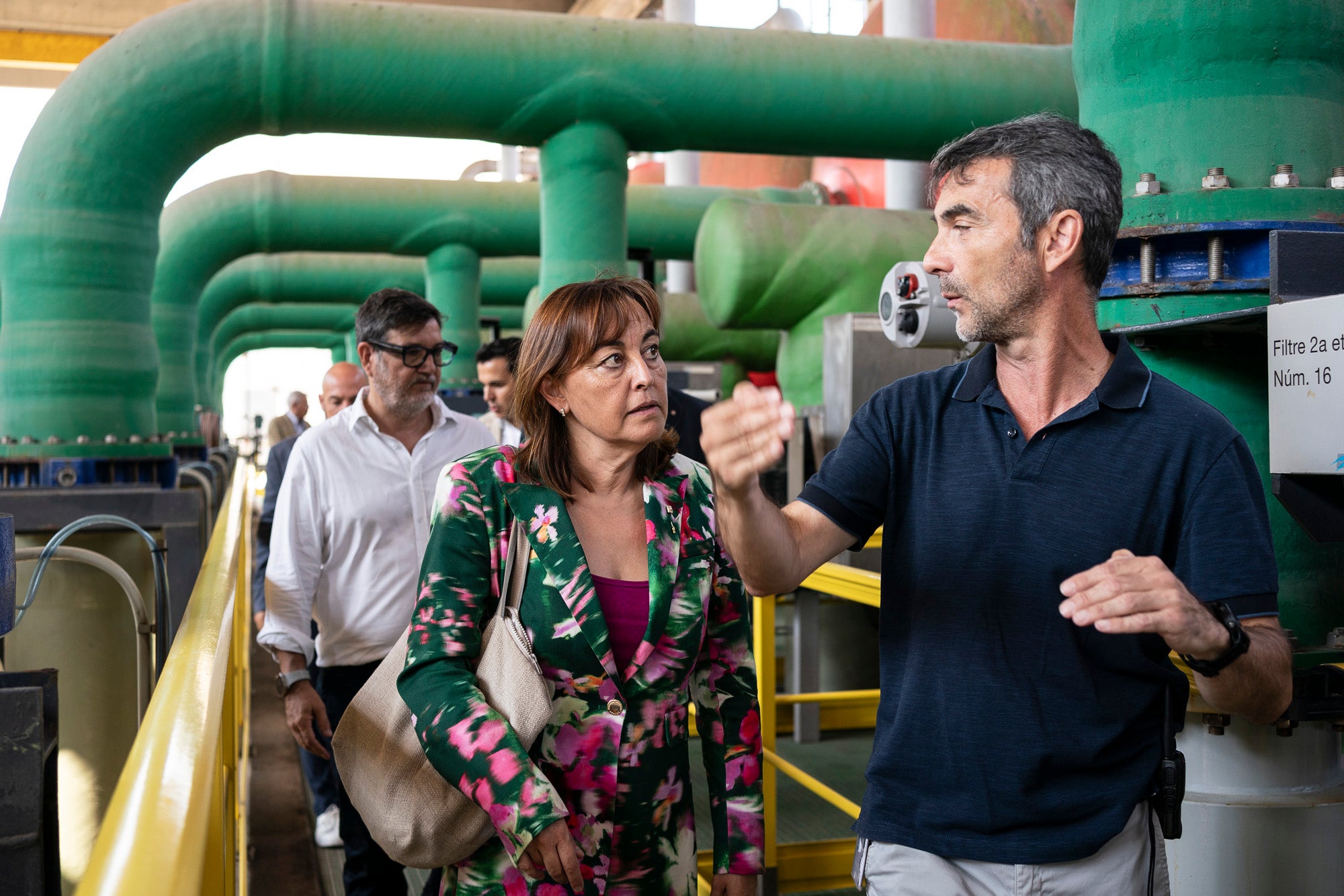 La consellera de Territori, Sílvia Paneque, en una visita a la dessalinitzadora del Prat, 29-08-2024 / Mireia Comas