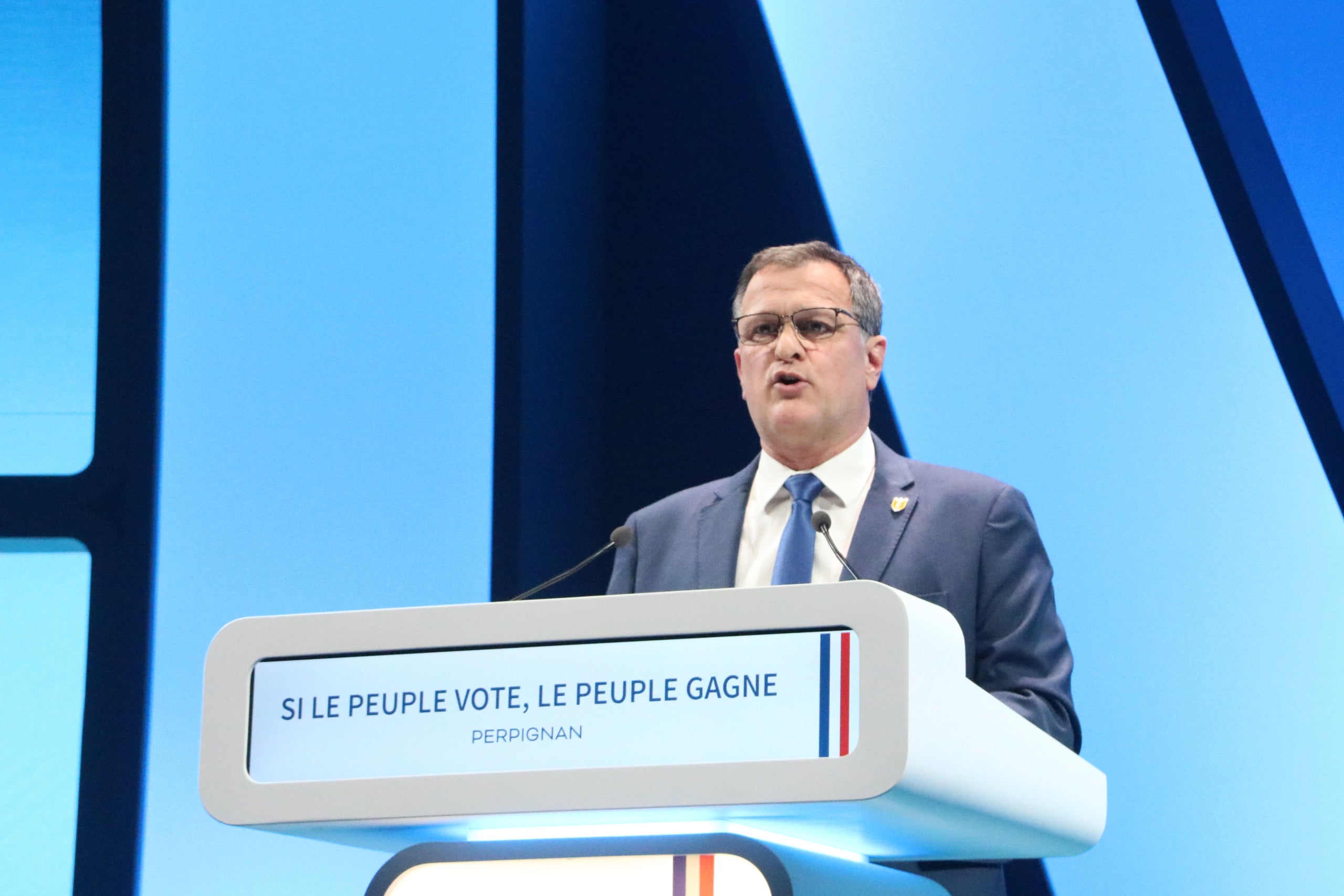 L'alcalde de Perpinyà, Louis Aliot, durant la seva intervenció al míting / ACN