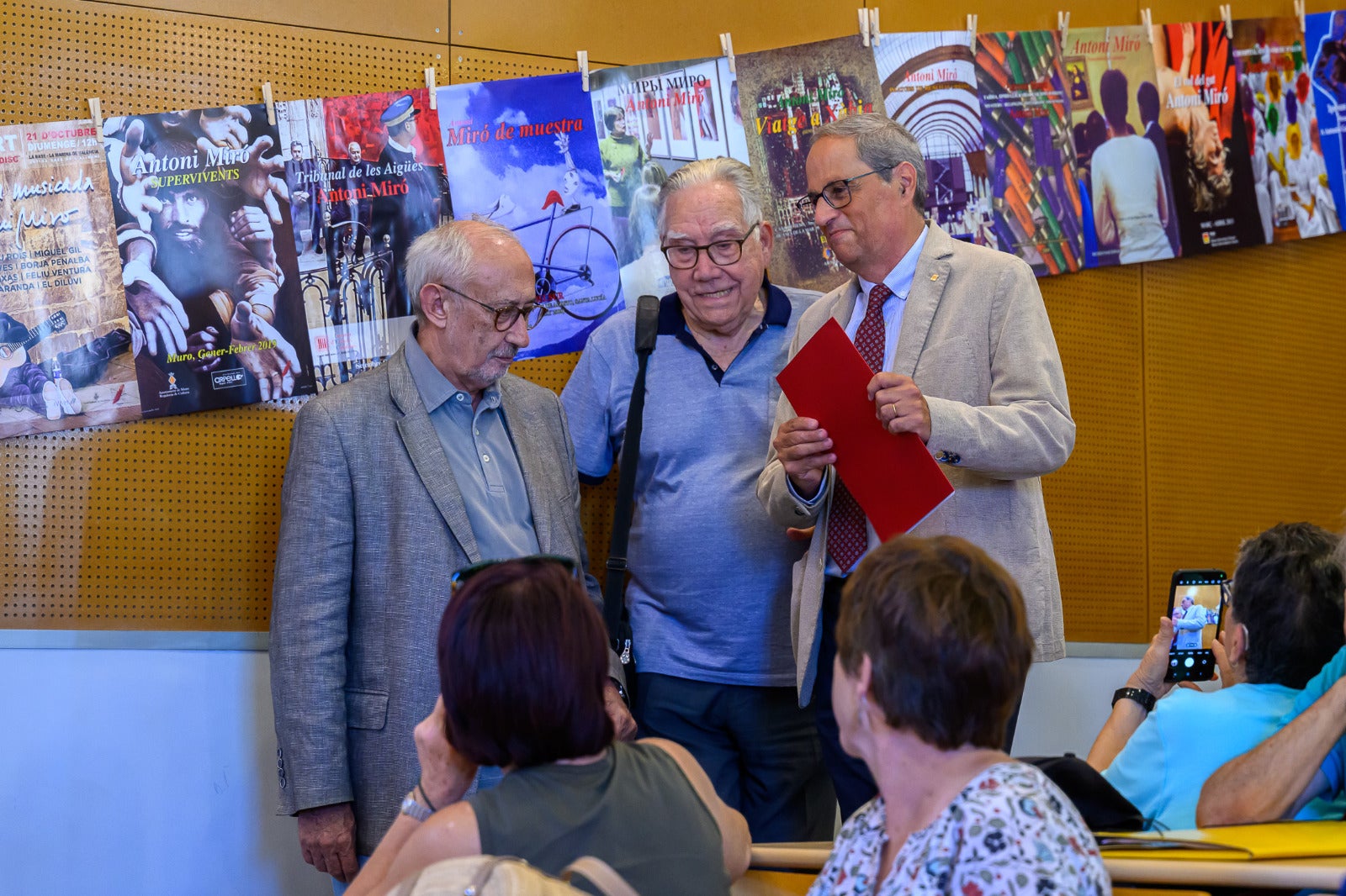 El president Quim Torra saluda a participants de l'UCE abans de la seva conferència/Josep Maria Montaner-UCE