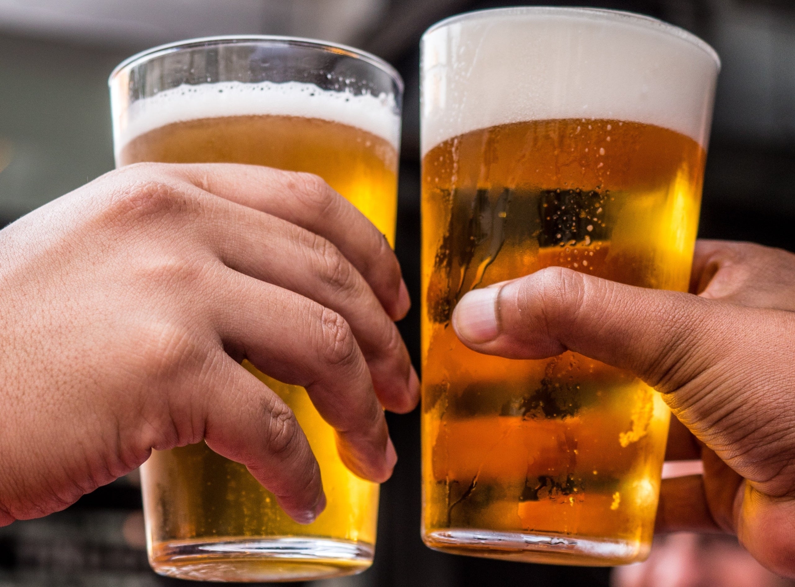 Dues persones brinden amb cervesa / PEXELS