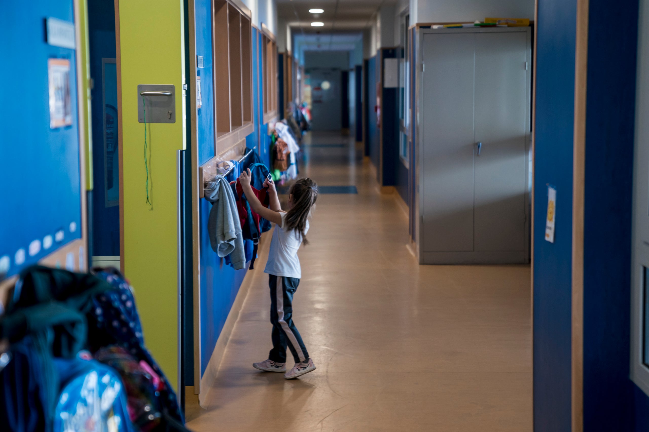 Una nena penja la seva motxilla al passadís de l'escola en una imatge d'arxiu / Europa Press