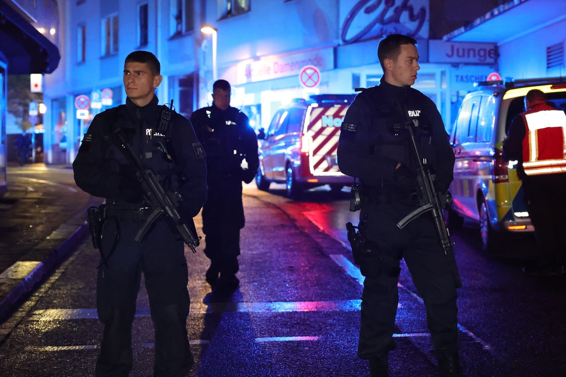 23 August 2024, North Rhine-Westphalia, Solingen: Police and ambulances stand near the scene, where people were killed and injured in an attack at the 650th anniversary celebrations of the city of Solingen in western Germany Photo: Gianni Gattus/dpa
23/8/2024 ONLY FOR USE IN SPAIN