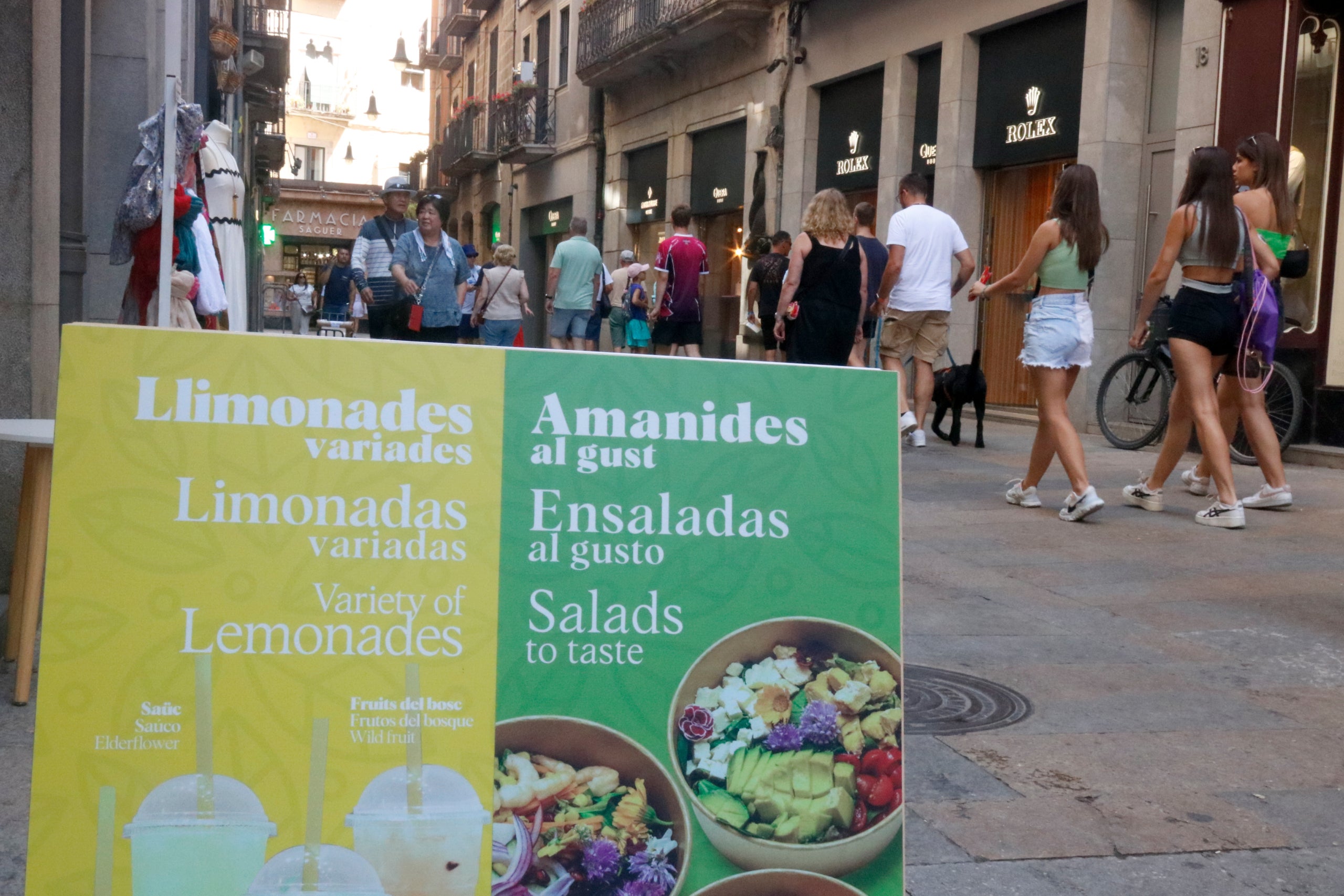 Un cartell d'un establiment de la zona de l'Argenteria que anuncia llimonades i amanides en català, castellà i anglès / ACN