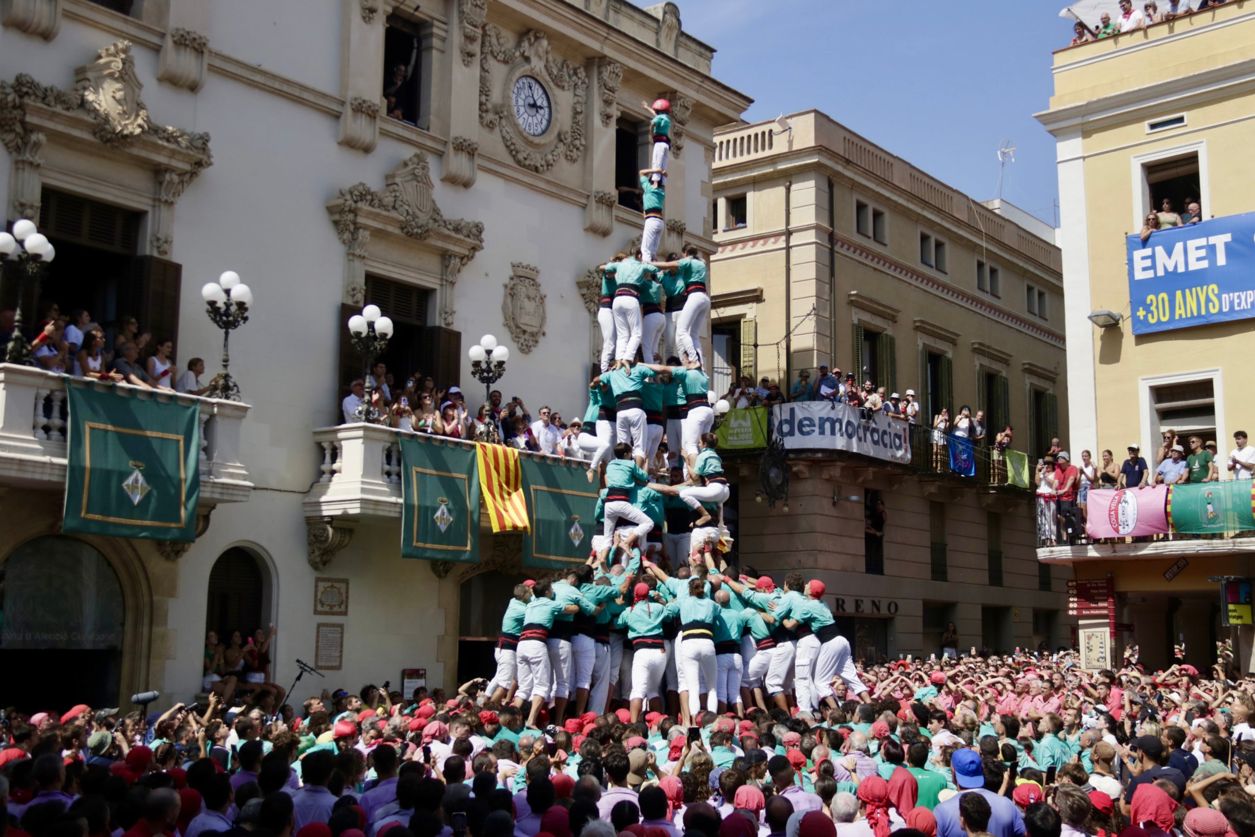 El quatre de nou amb el pilar dels Castells de Vilafranca / ACN