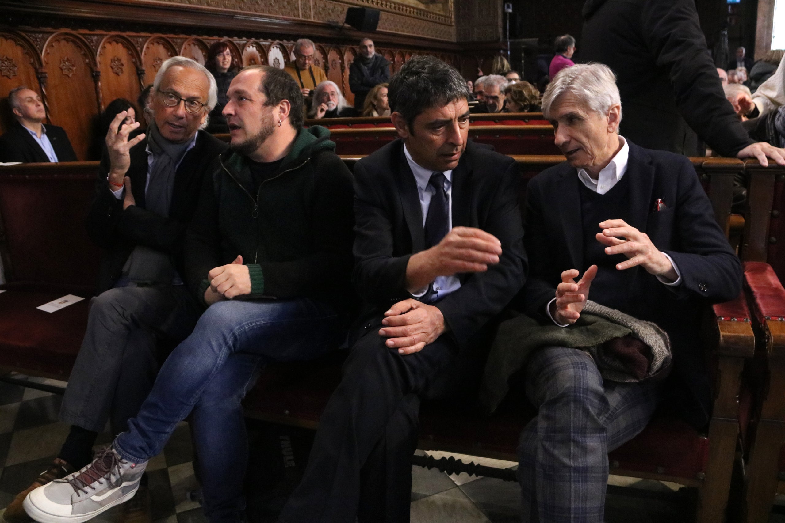 Josep Lluís Trapero conversa con el ex consejero de Salud, Josep Maria Argimón, el exdiputado de la CUP David Fernández, /ACN