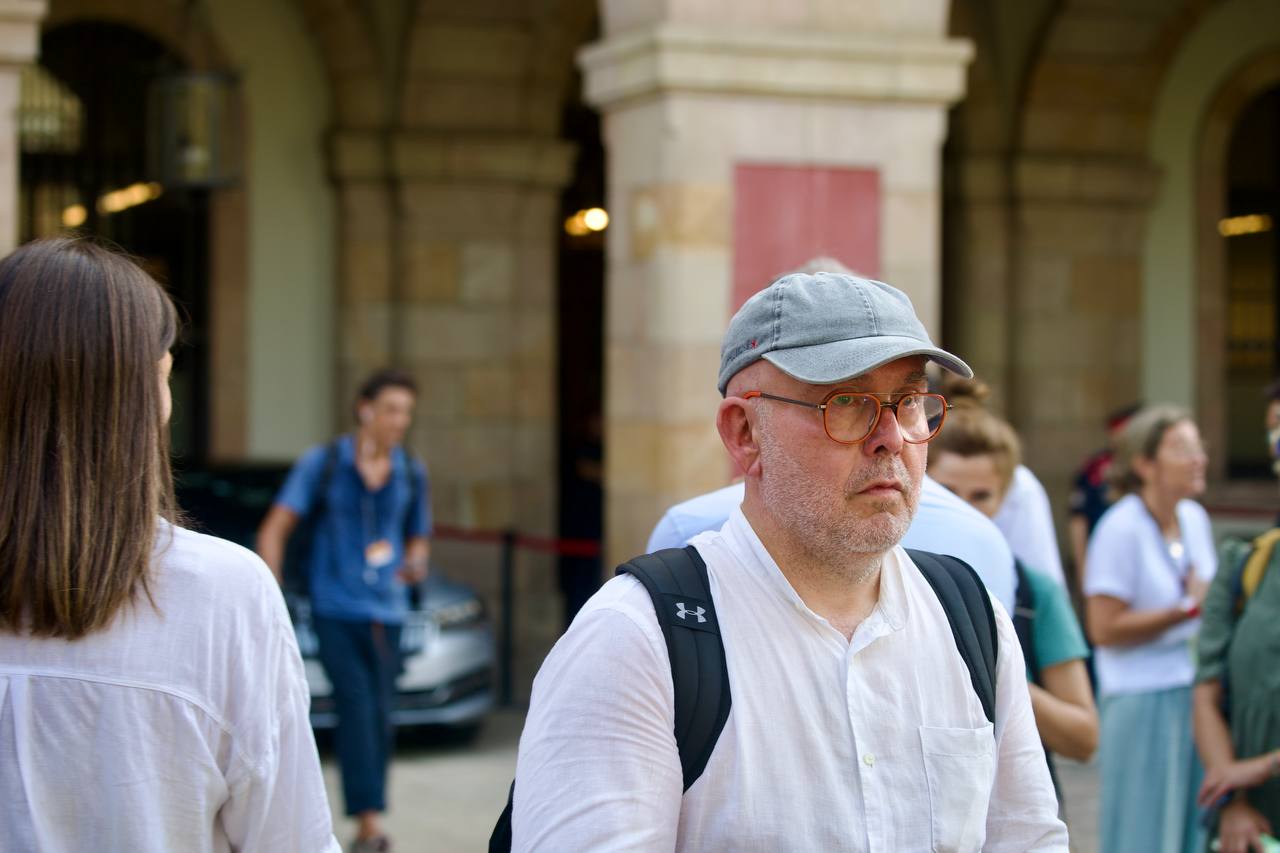 L'advocat de Carles Puigdemont, Gonzalo Boye, davant del Parlament el dia del retorn de l'exili i del ple d'investidura de Salvador Illa / Mireia Comas