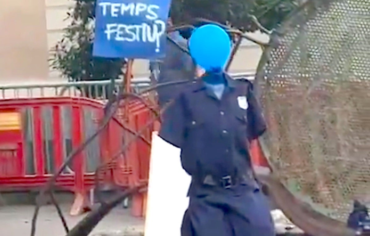 El ninot que representa que és un mosso en el joc de llançament d'objectes de la festa major de Granollers que ha indignat un sindicat policial. 