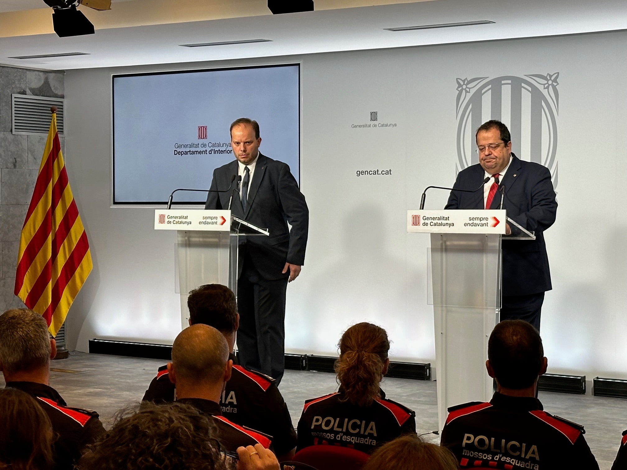 El conseller en funcions d'Interior, Joan Ignasi Elena, acompanyat del director general de la Policia, Pere Ferrer / JMB